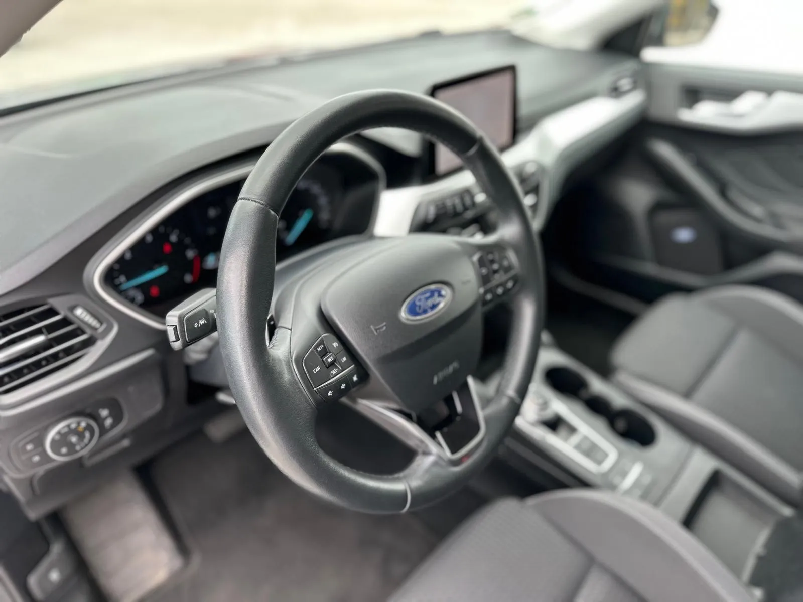 
								FORD FOCUS KOMBI 1.5 TDCI ECOBLUE EDITION A/T full									
