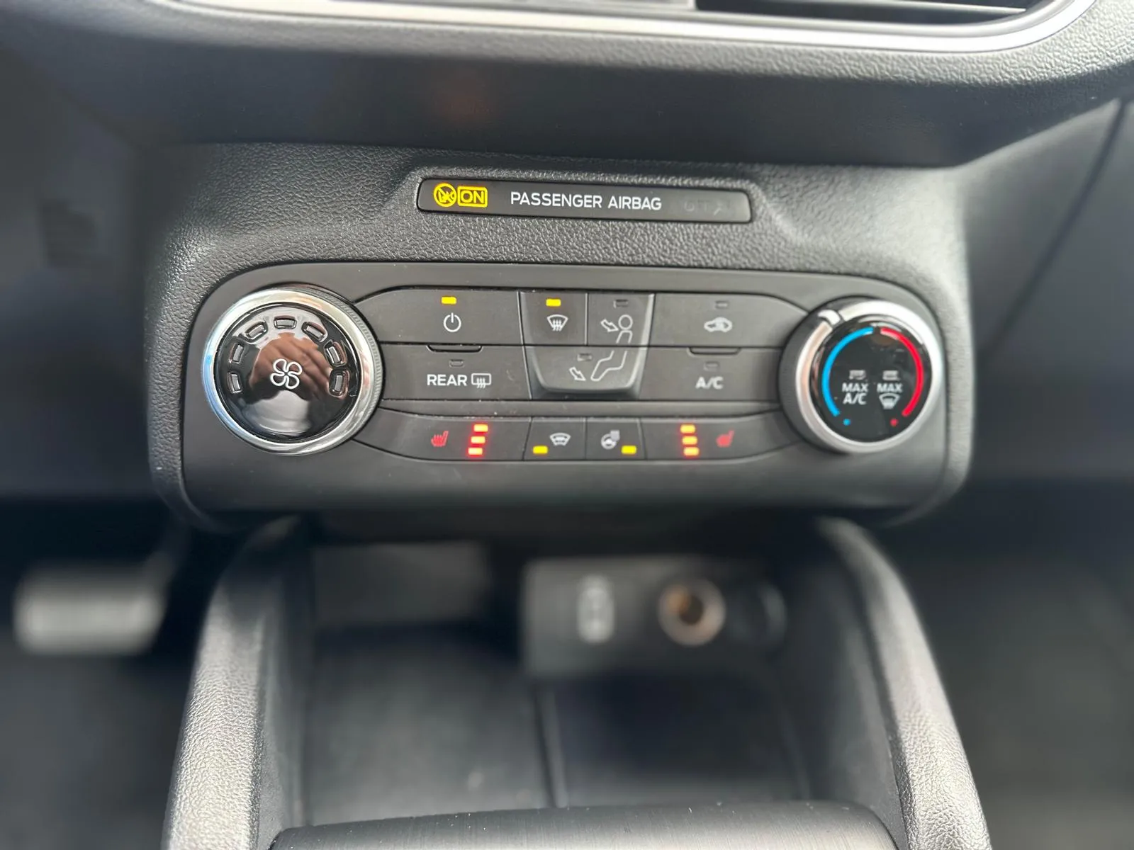 
								FORD FOCUS KOMBI 1.5 TDCI ECOBLUE EDITION A/T full									