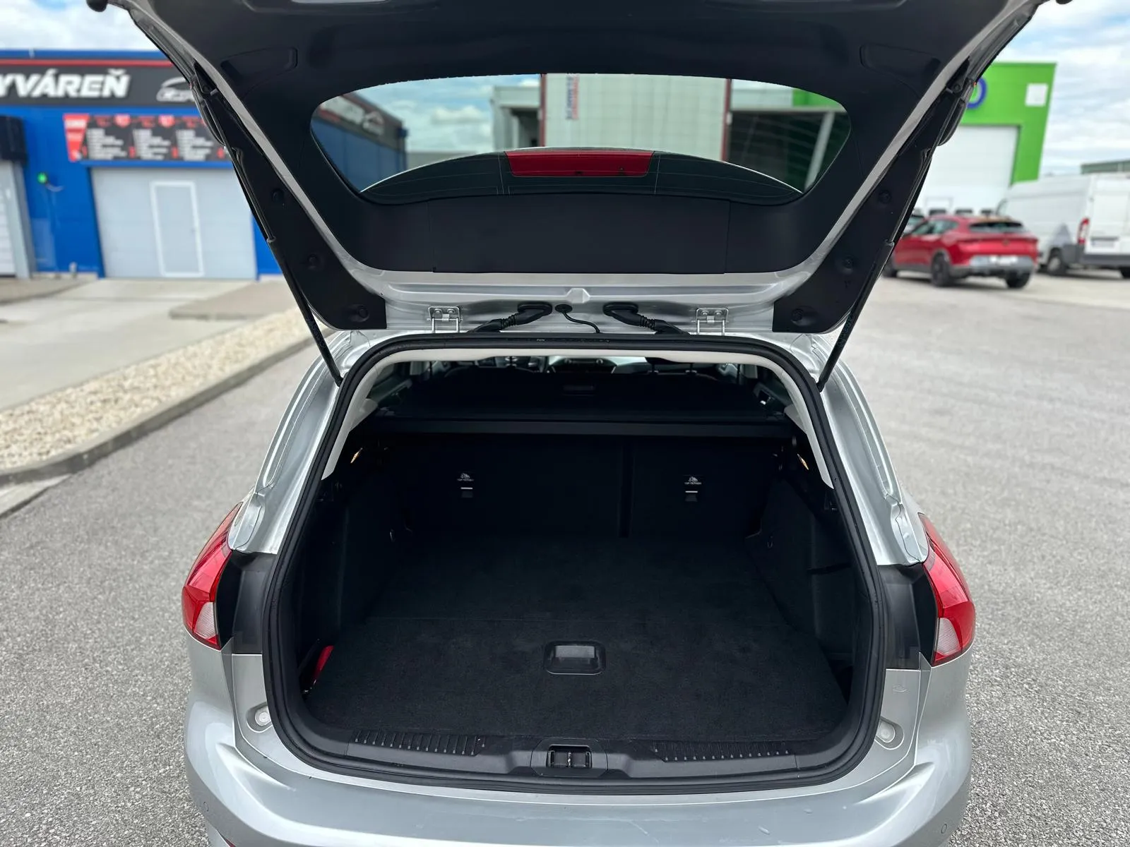 
								FORD FOCUS KOMBI 1.5 TDCI ECOBLUE EDITION A/T full									