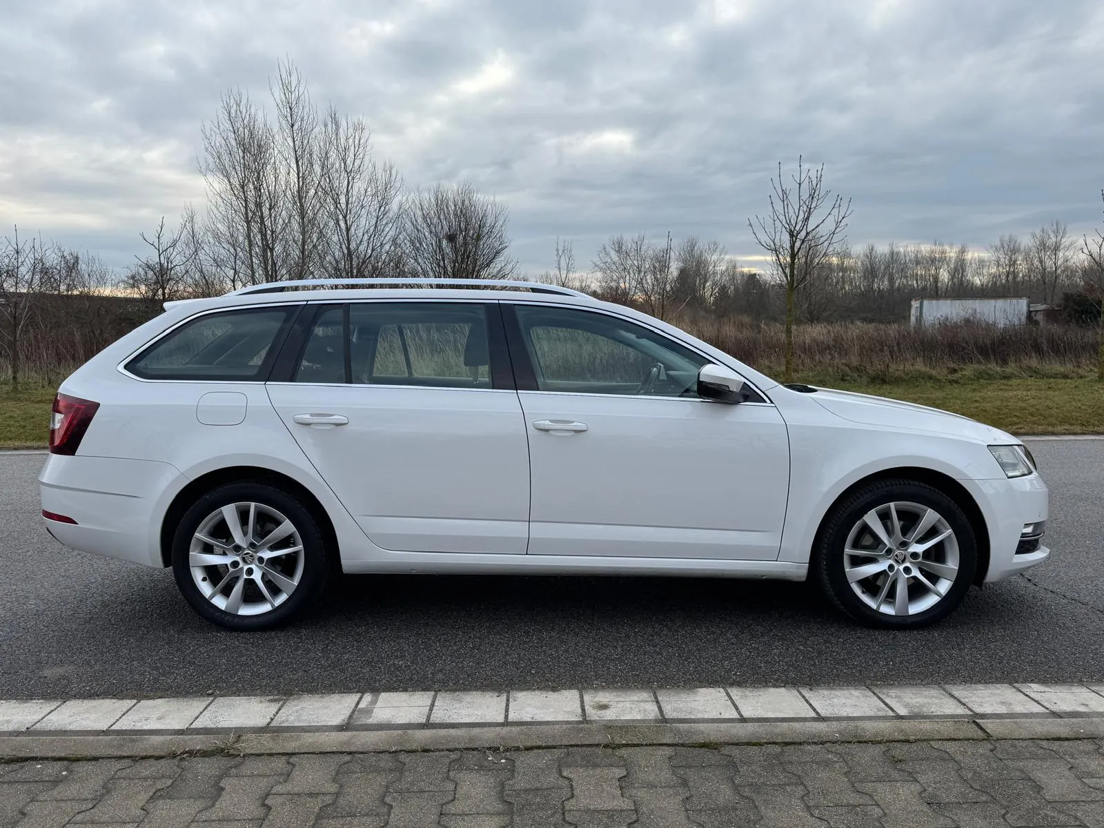 
								ŠKODA OCTAVIA COMBI 2.0TDI STYLE 7DSG full									