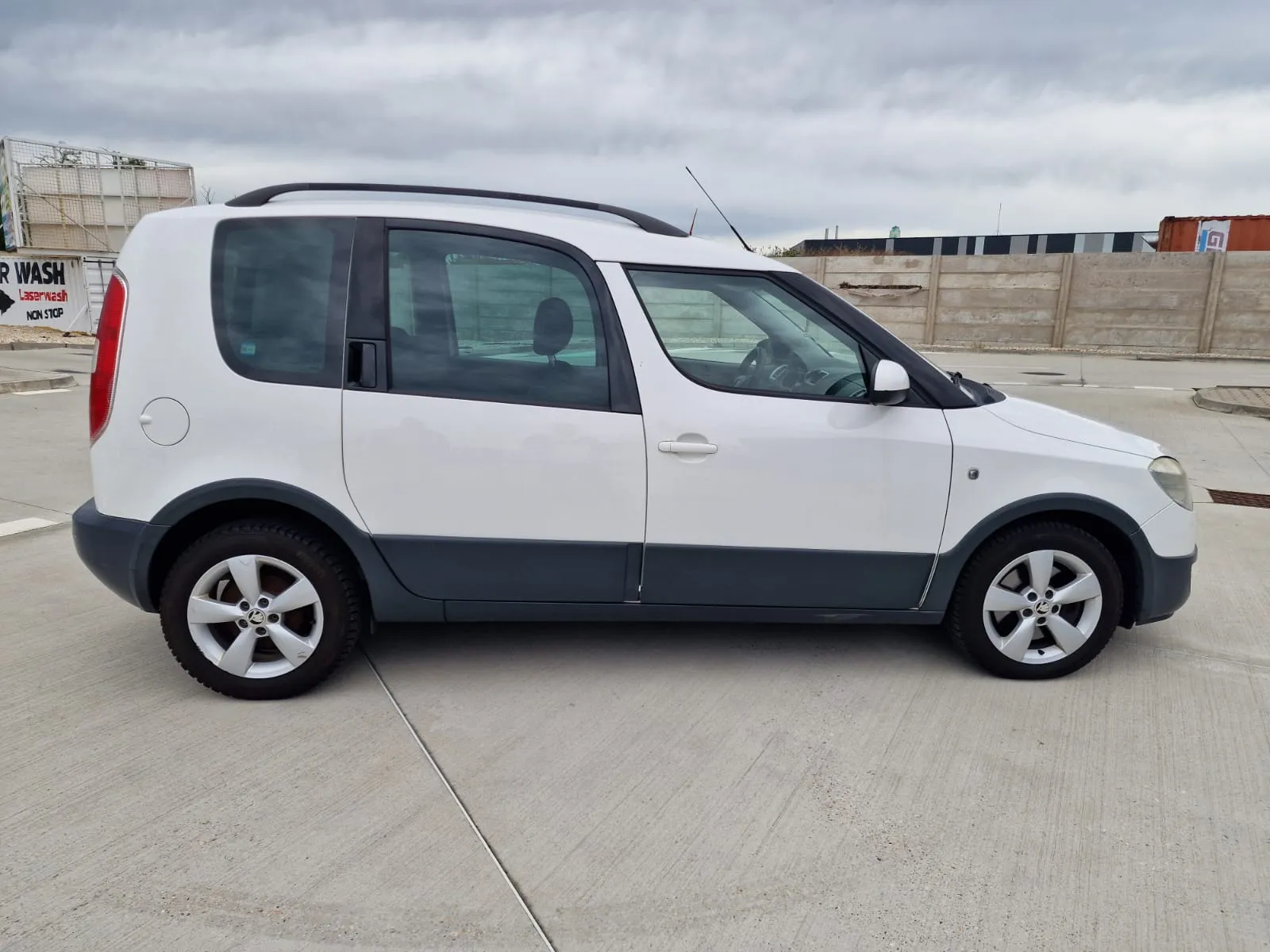 
								ŠKODA ROOMSTER 1.4i full									