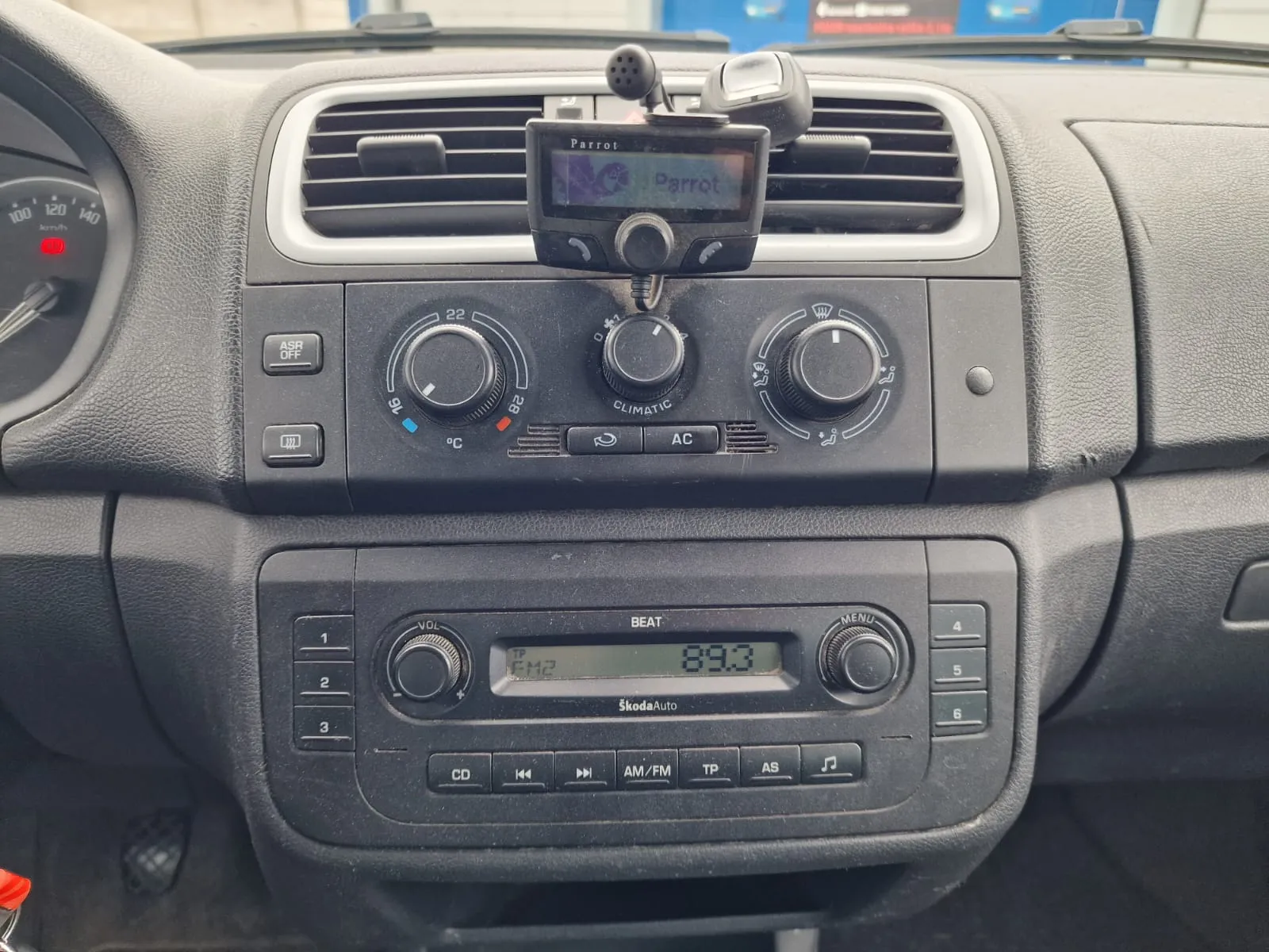 
								ŠKODA ROOMSTER 1.4i full									