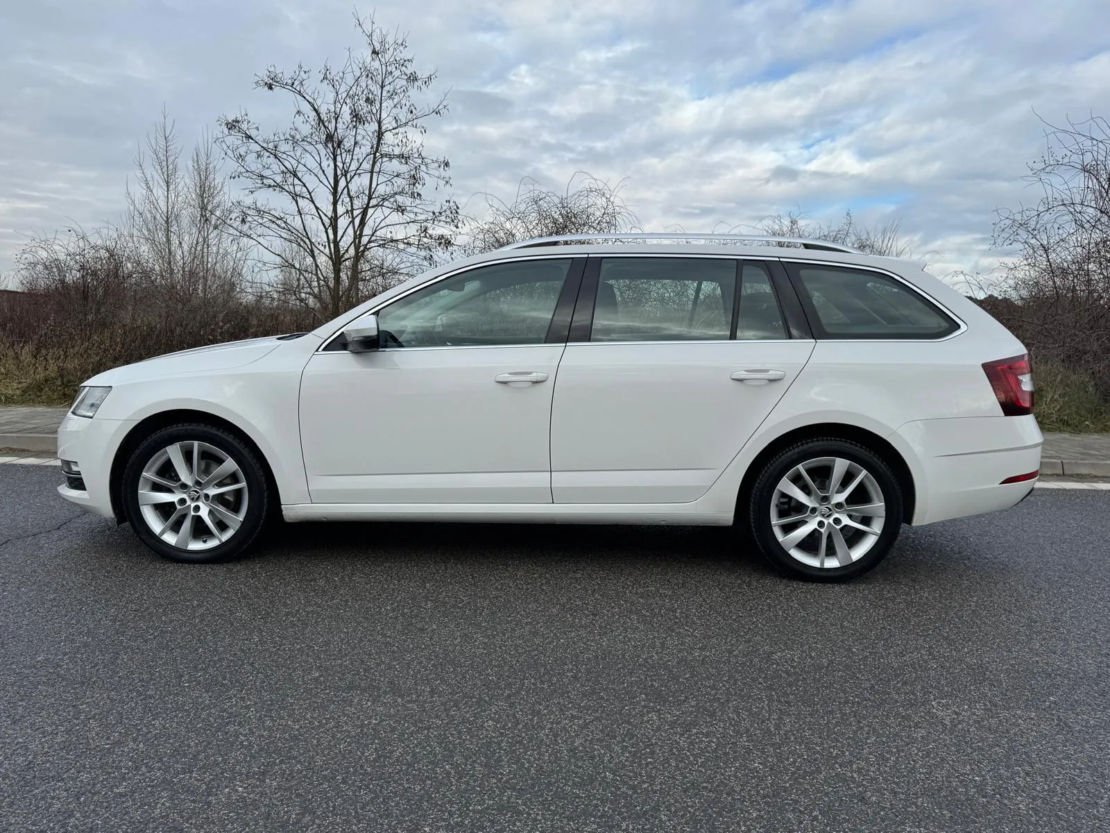 
								Škoda Octavia Combi 2.0TDi Style DSG full									