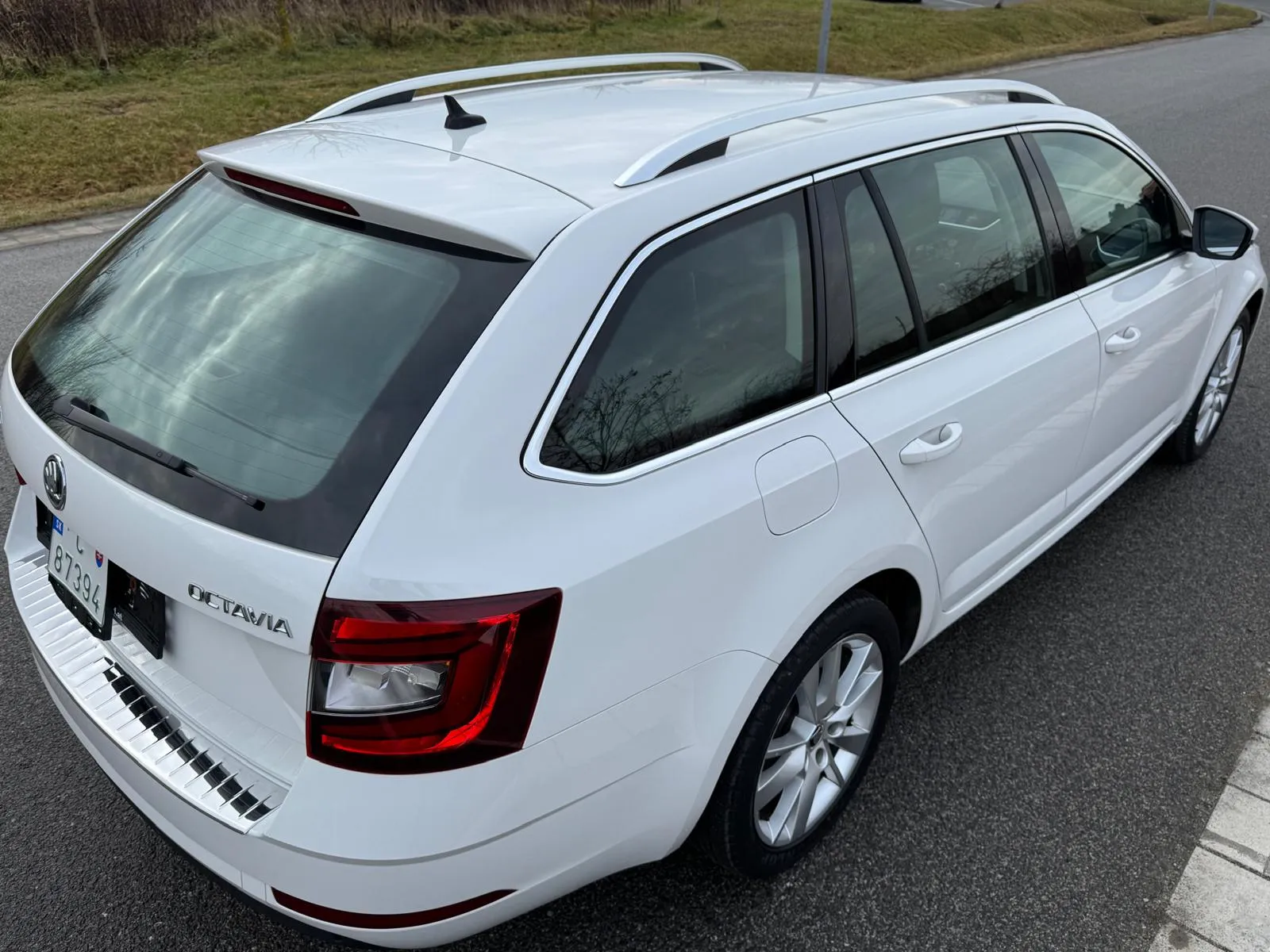 
								Škoda Octavia Combi 2.0TDi Style DSG full									
