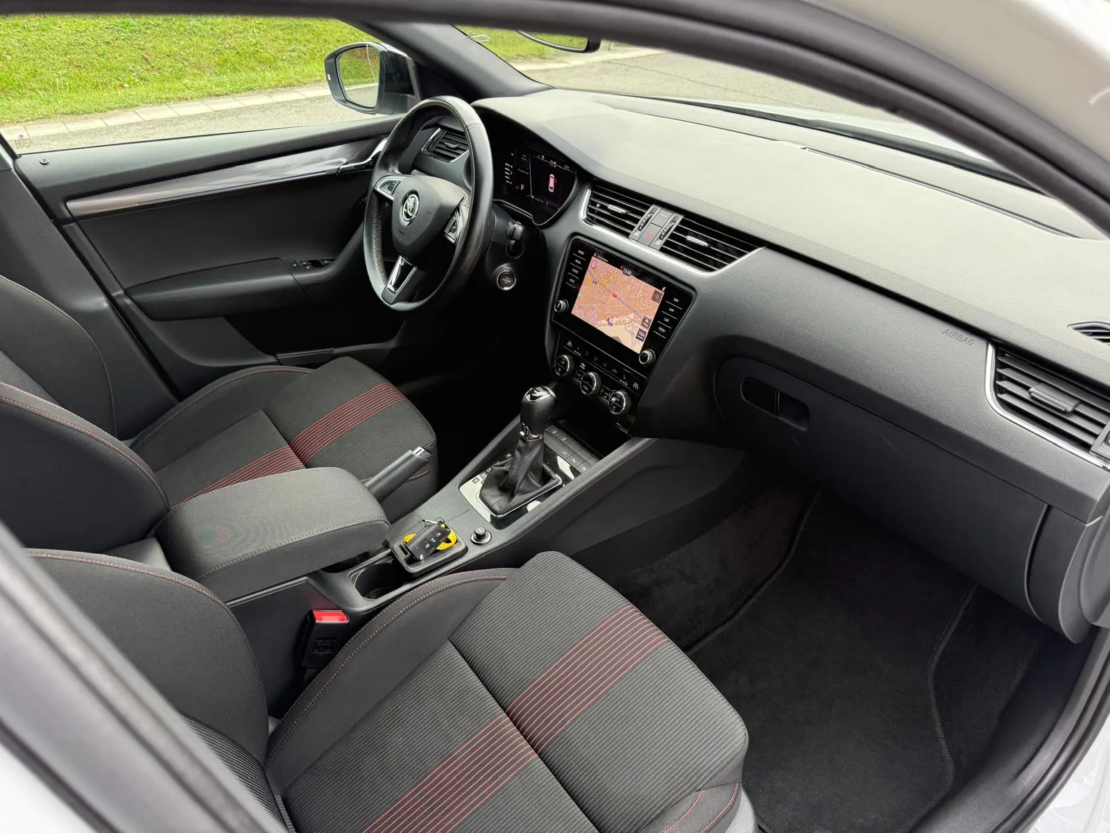 
								Škoda Octavia Combi Sportline 2.0 TDI DSG Full led virtual full									