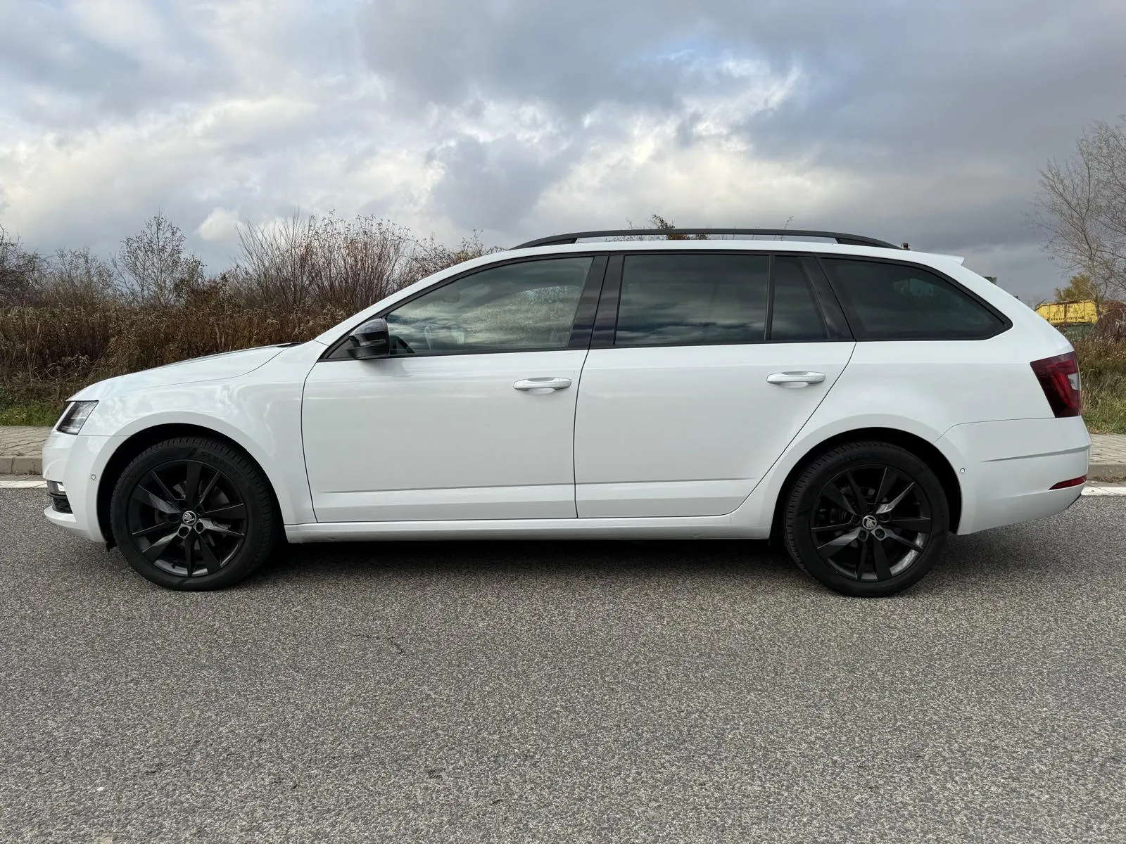 
								Škoda Octavia Combi Sportline 2.0 TDI DSG Full led virtual full									