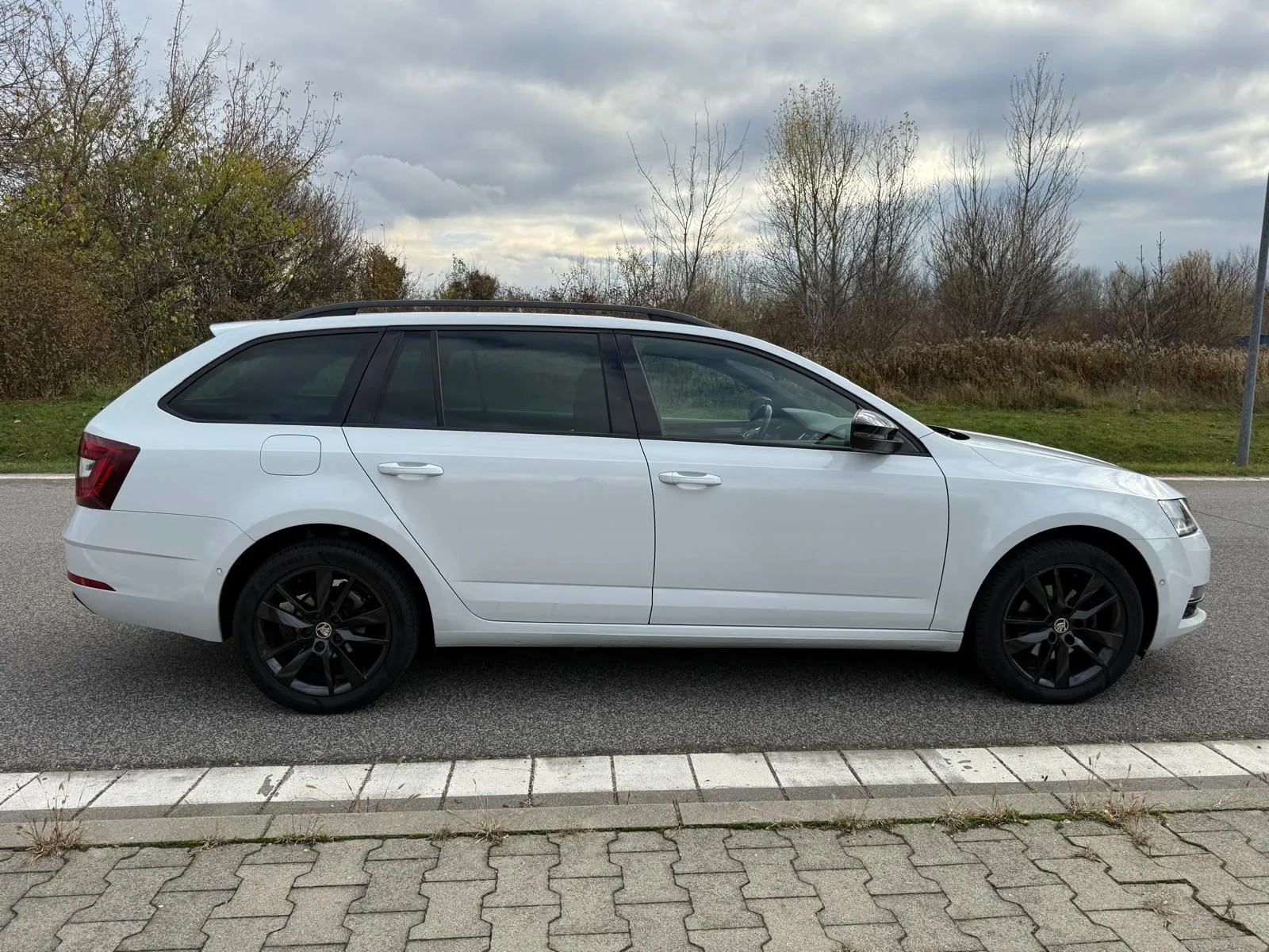 
								Škoda Octavia Combi Sportline 2.0 TDI DSG Full led virtual full									