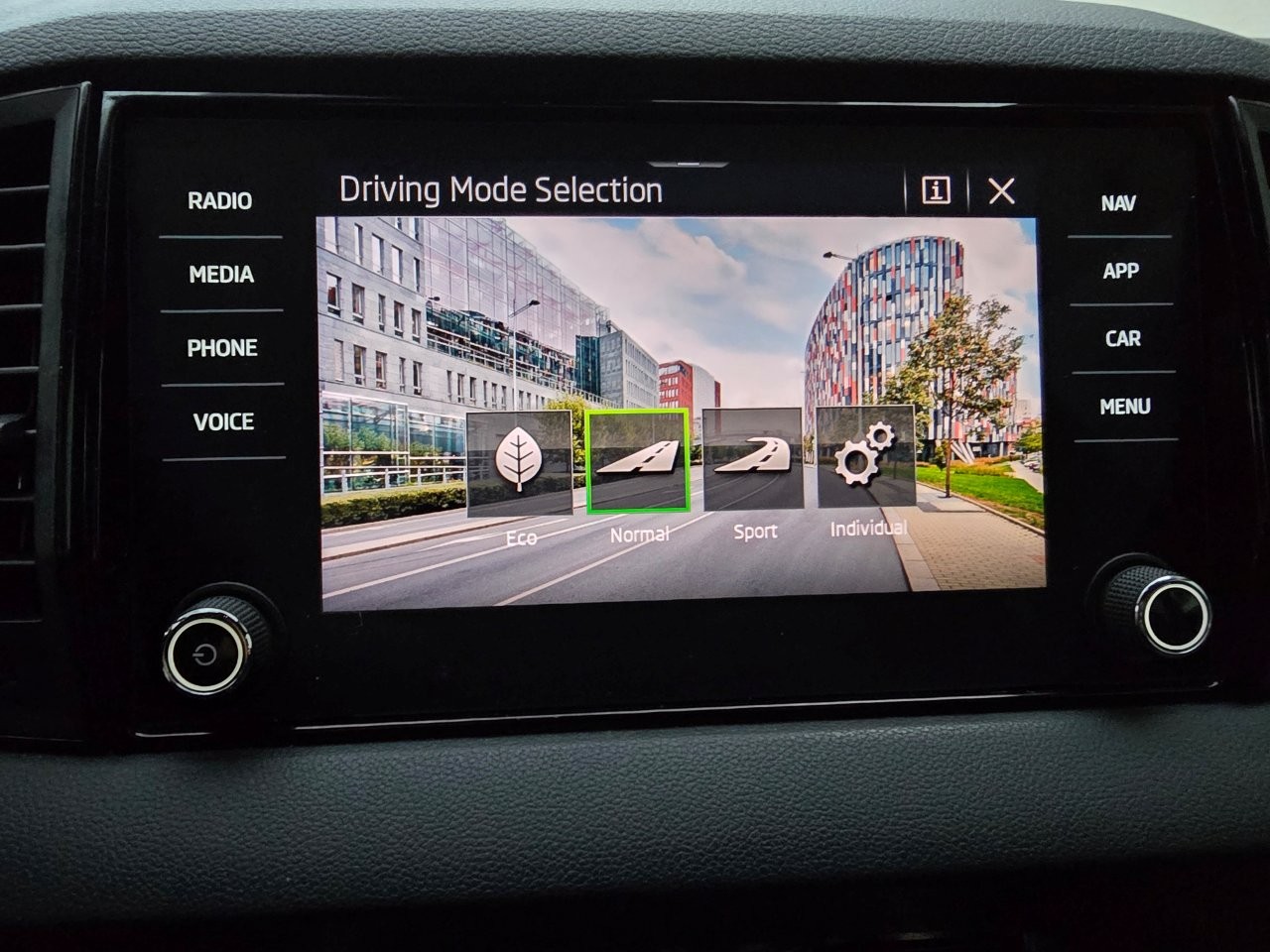 
								Škoda KAROQ SUV 2021 full									