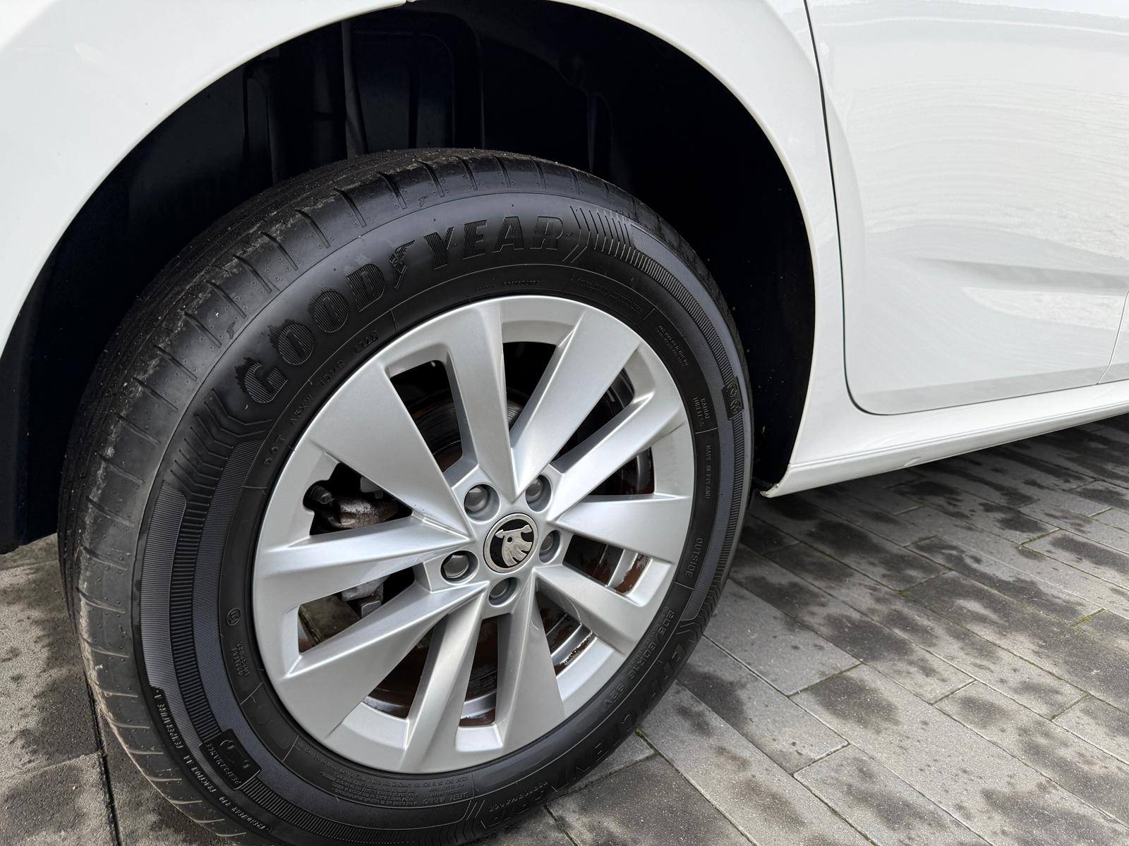 
								Škoda Kamiq 1.0 TSI Active full									