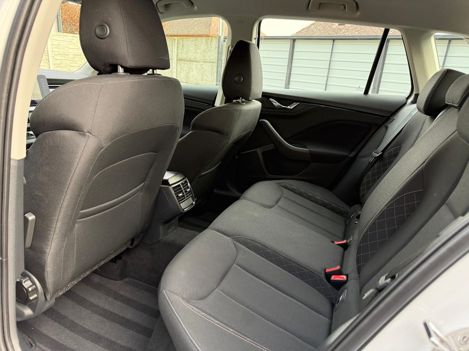 
								Škoda Kamiq 1.0 TSI Active full									