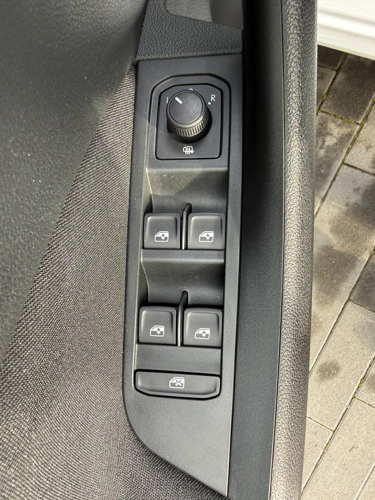 
								Škoda Kamiq 1.0 TSI Active full									