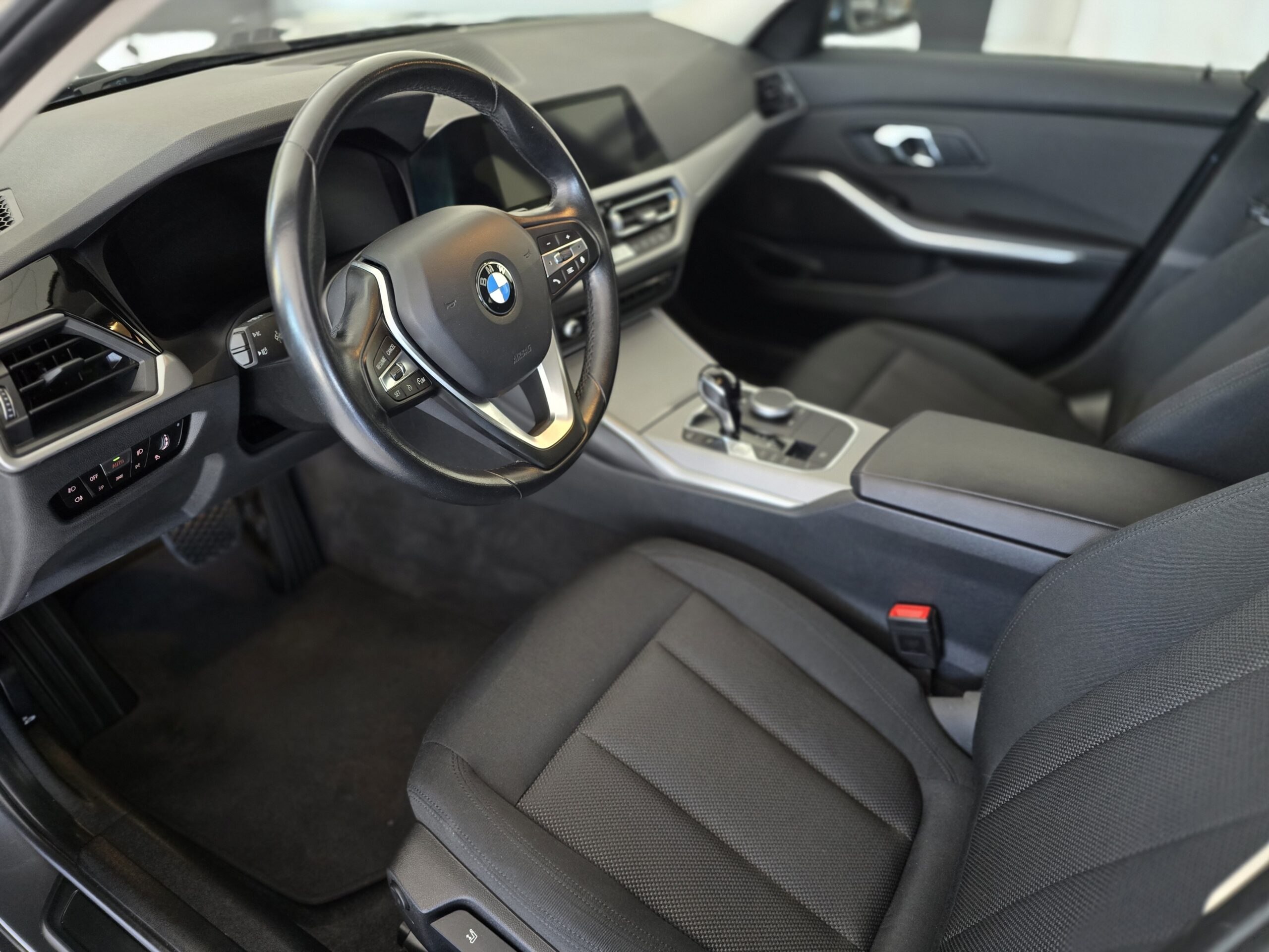 
								BMW Rad 3 Touring 318d mHEV A/T full									