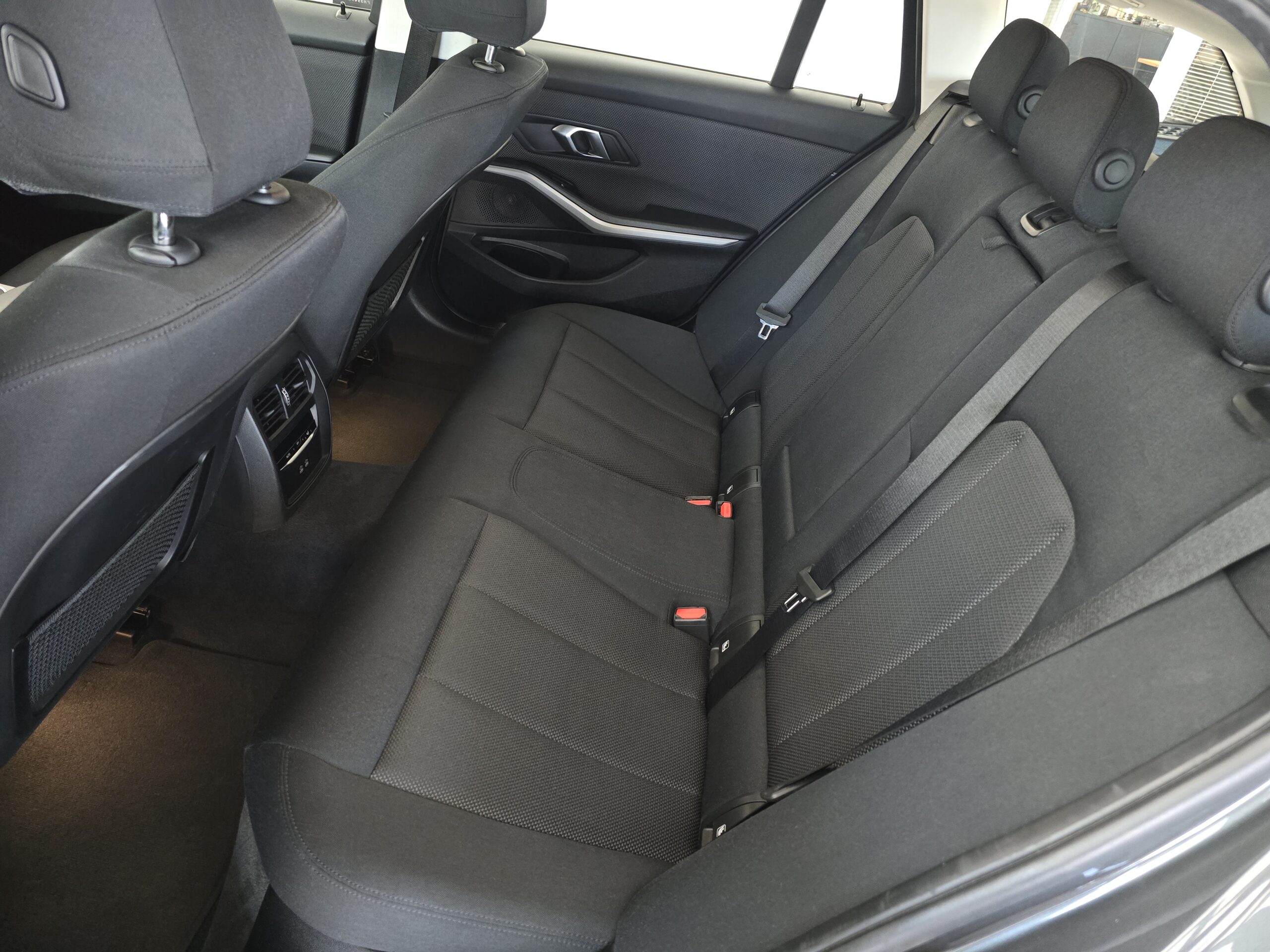 
								BMW Rad 3 Touring 318d mHEV A/T full									