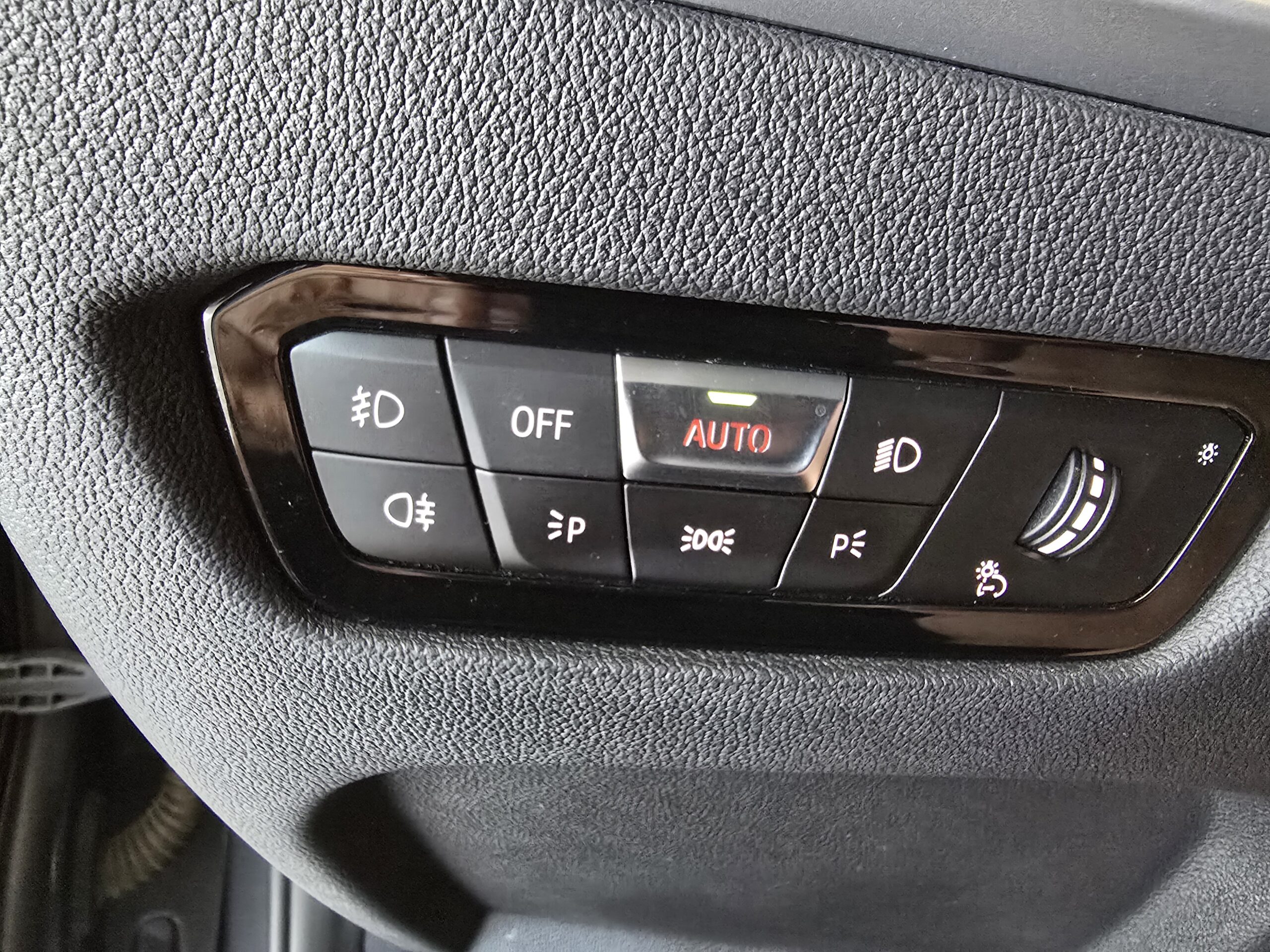 
								BMW Rad 3 Touring 318d mHEV A/T full									