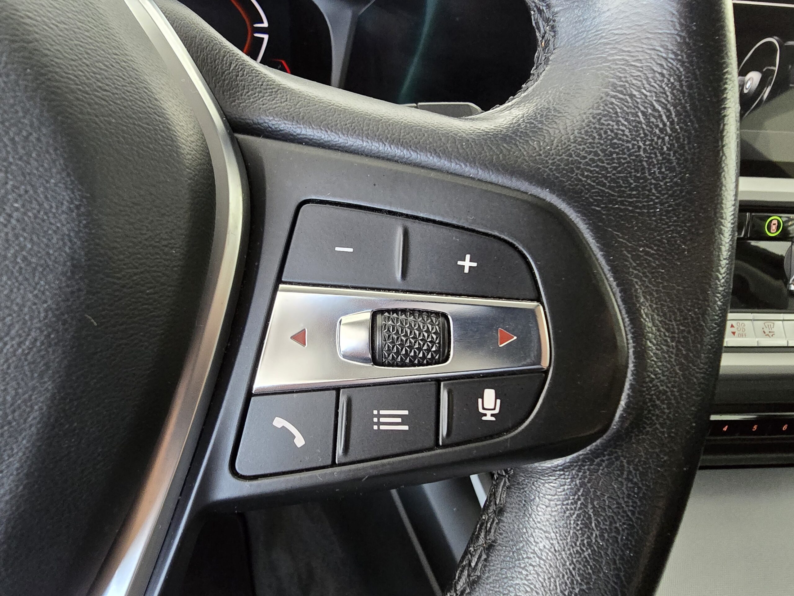 
								BMW Rad 3 Touring 318d mHEV A/T full									