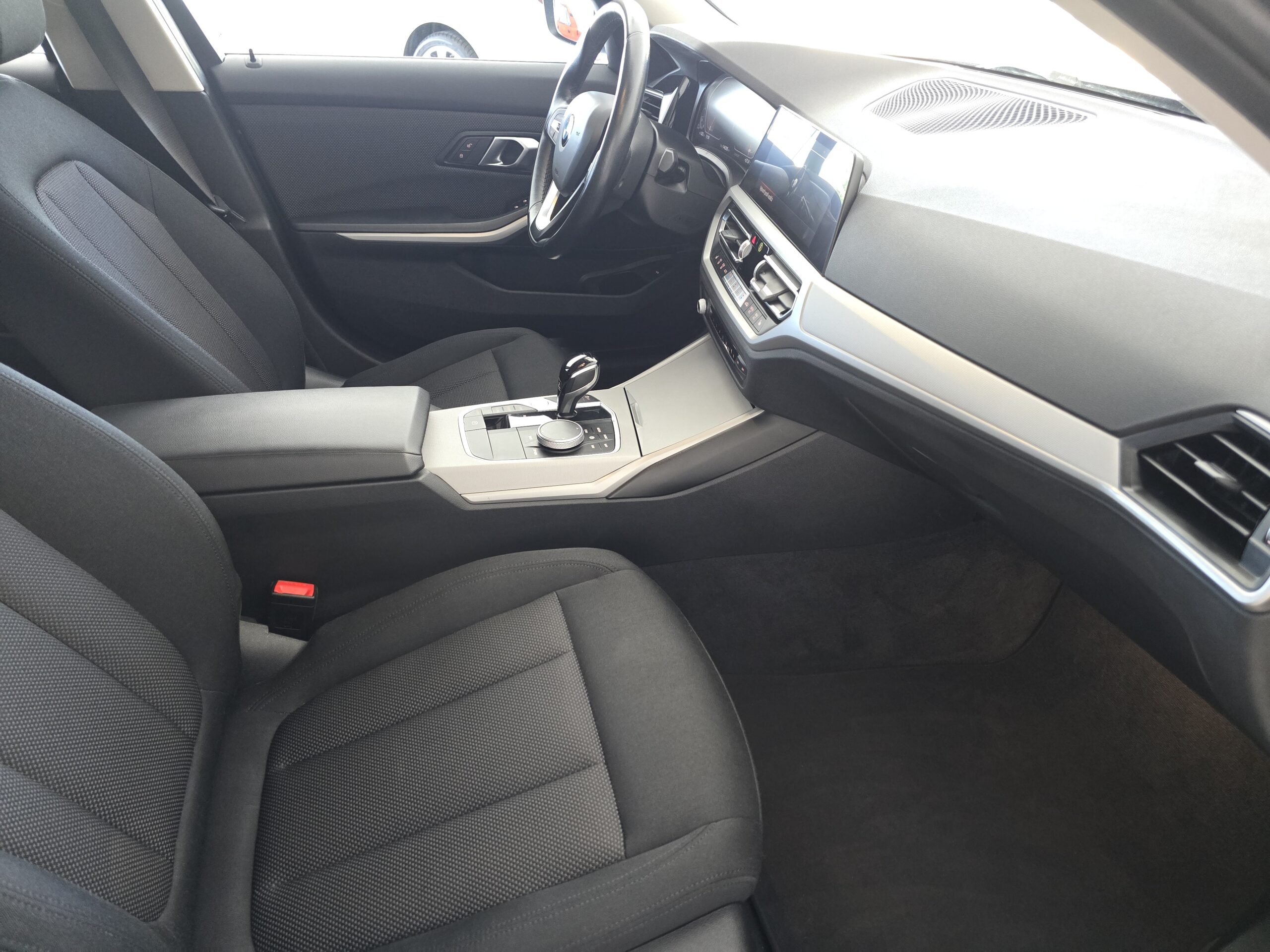 
								BMW Rad 3 Touring 318d mHEV A/T full									