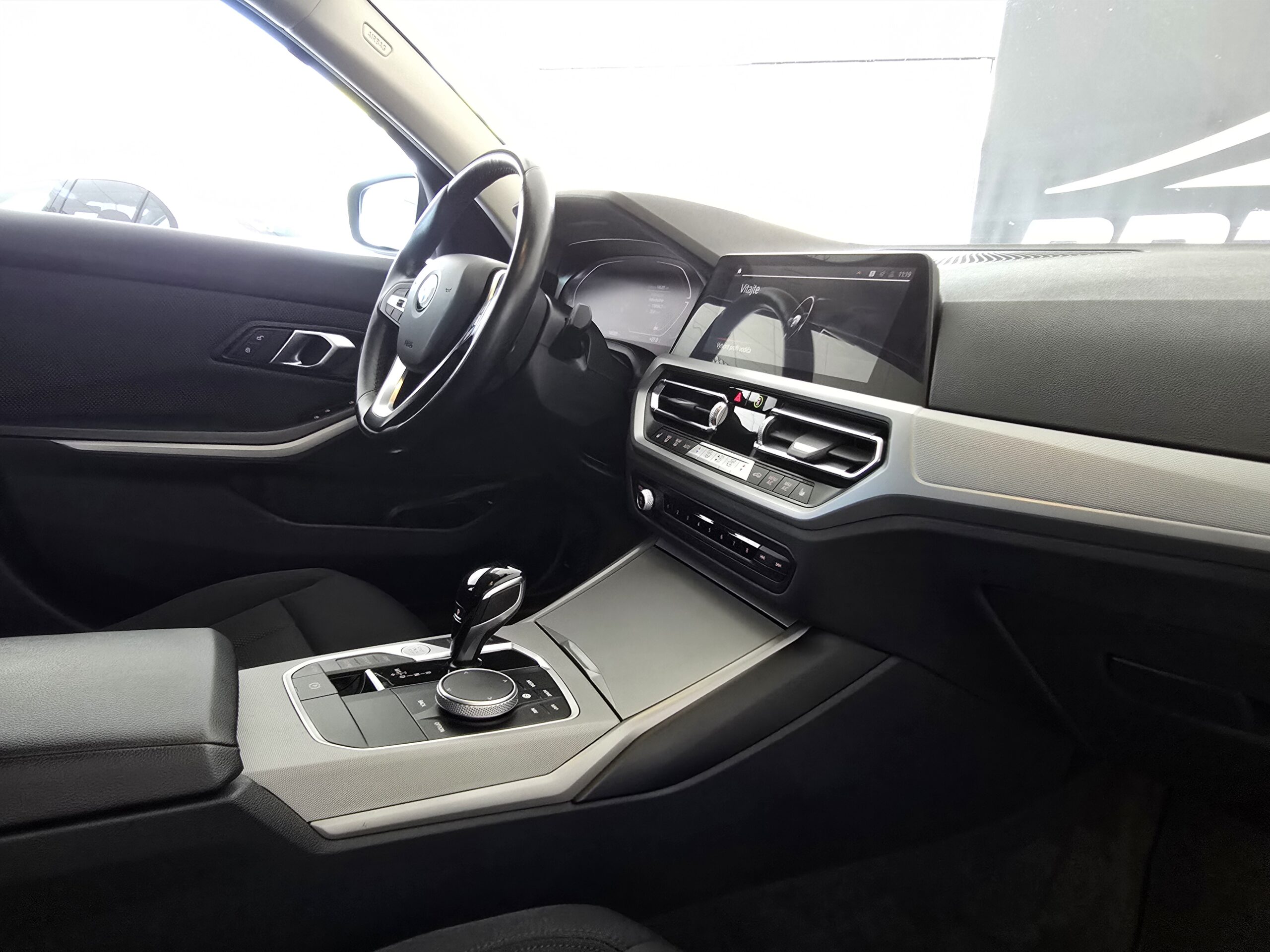 
								BMW Rad 3 Touring 318d mHEV A/T full									