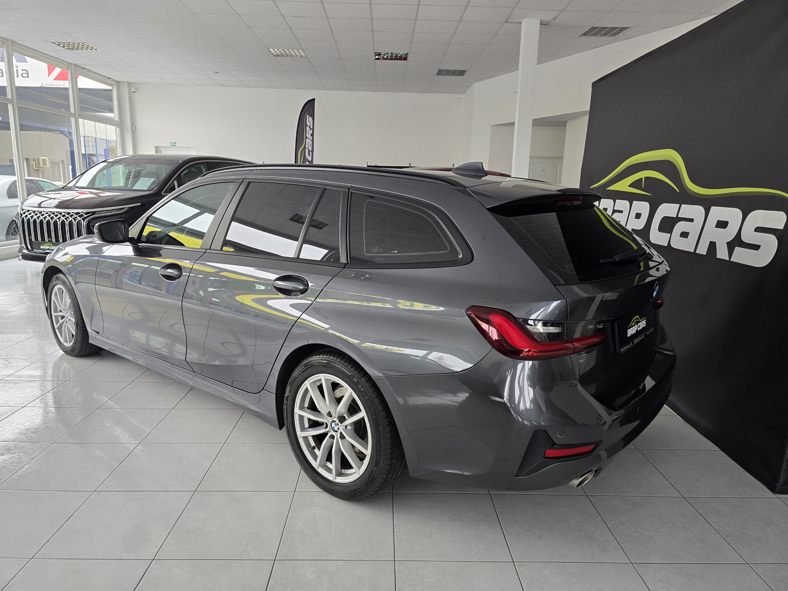 
								BMW Rad 3 Touring 318d mHEV A/T full									