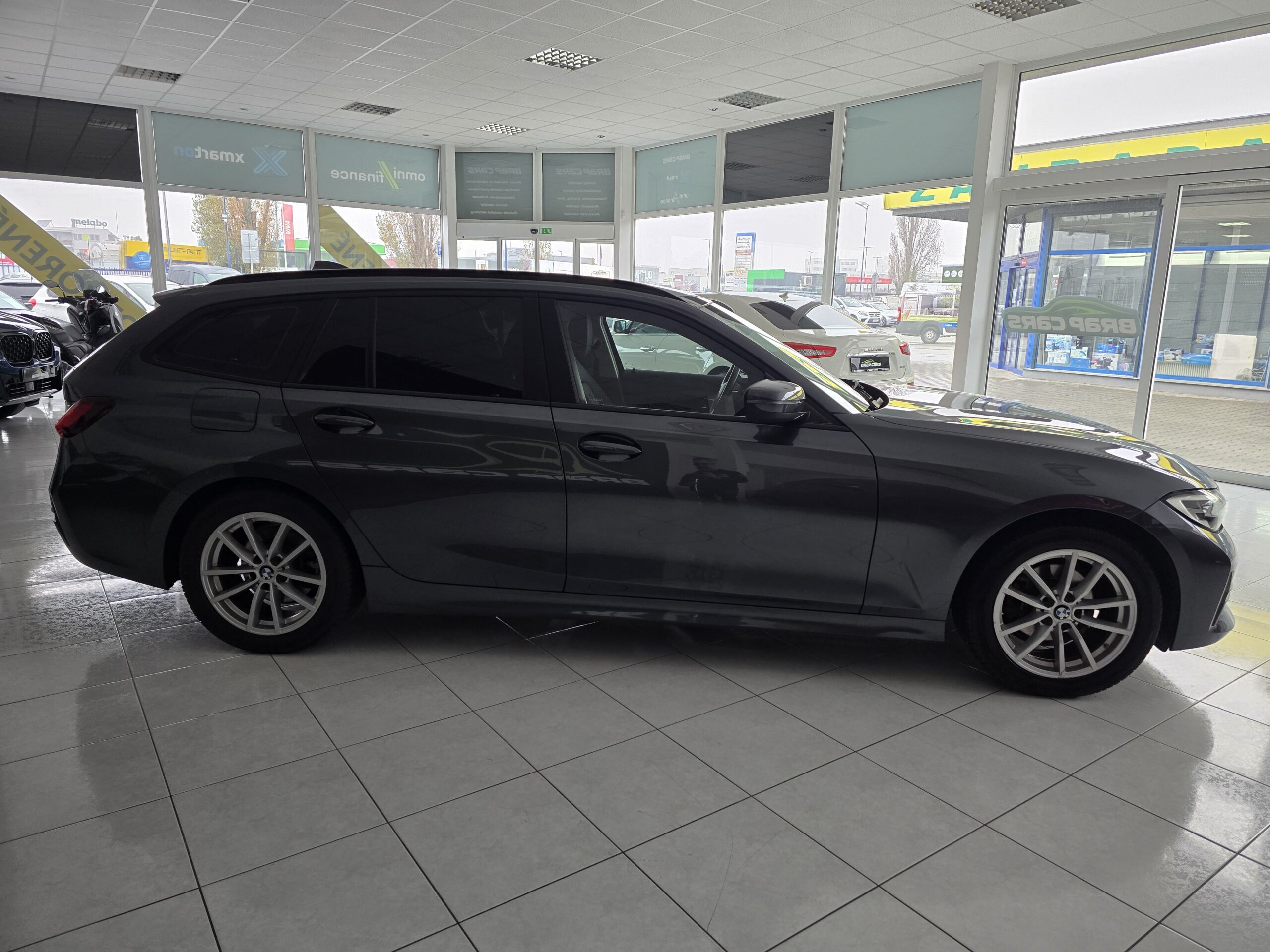 
								BMW Rad 3 Touring 318d mHEV A/T full									