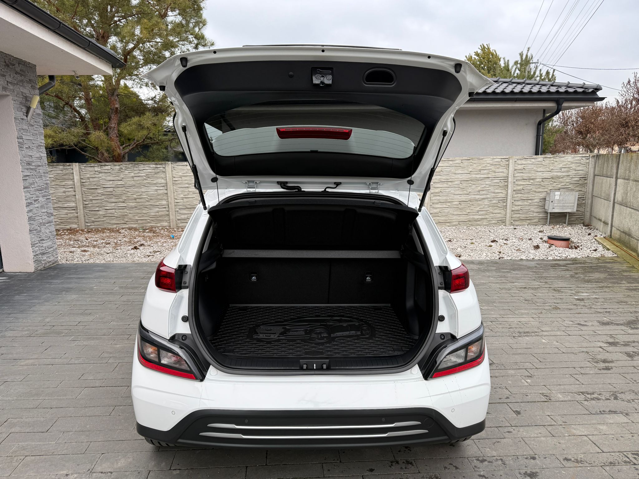 
								Hyundai Kona Electric 150 full									