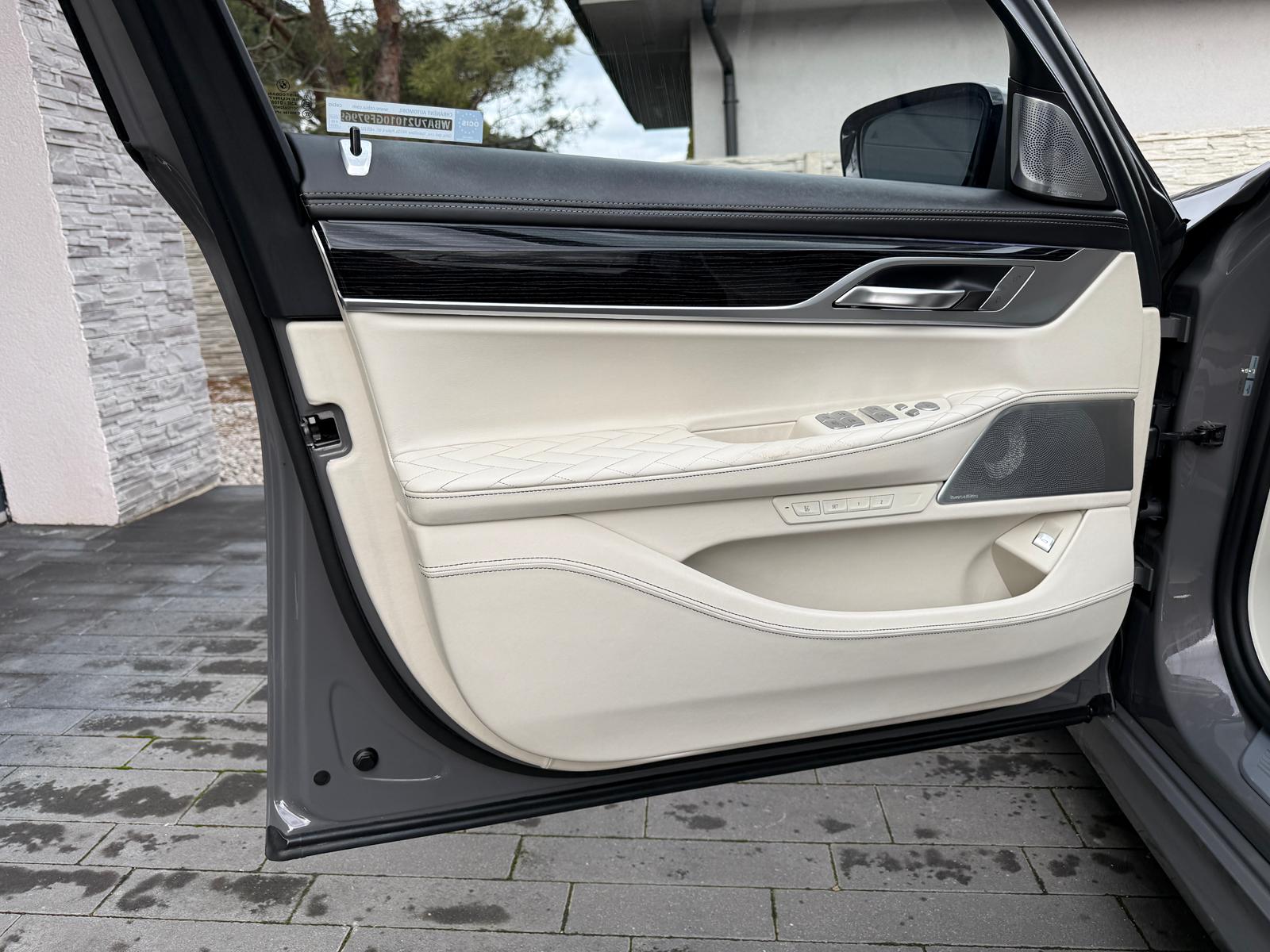 
								BMW Rad 7 750Li xDrive A/T full									