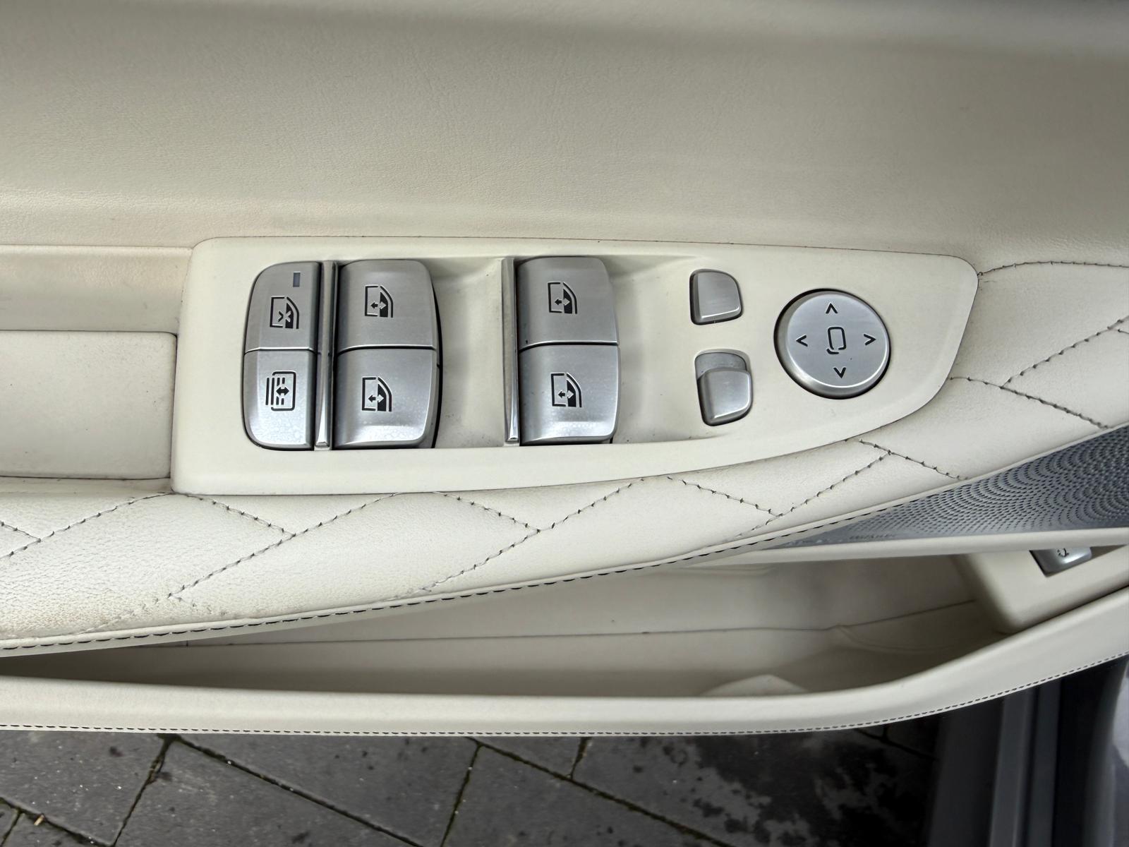 
								BMW Rad 7 750Li xDrive A/T full									
