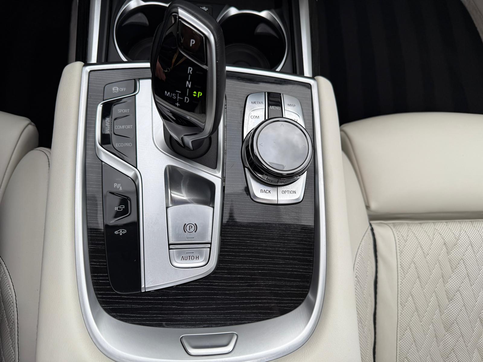 
								BMW Rad 7 750Li xDrive A/T full									