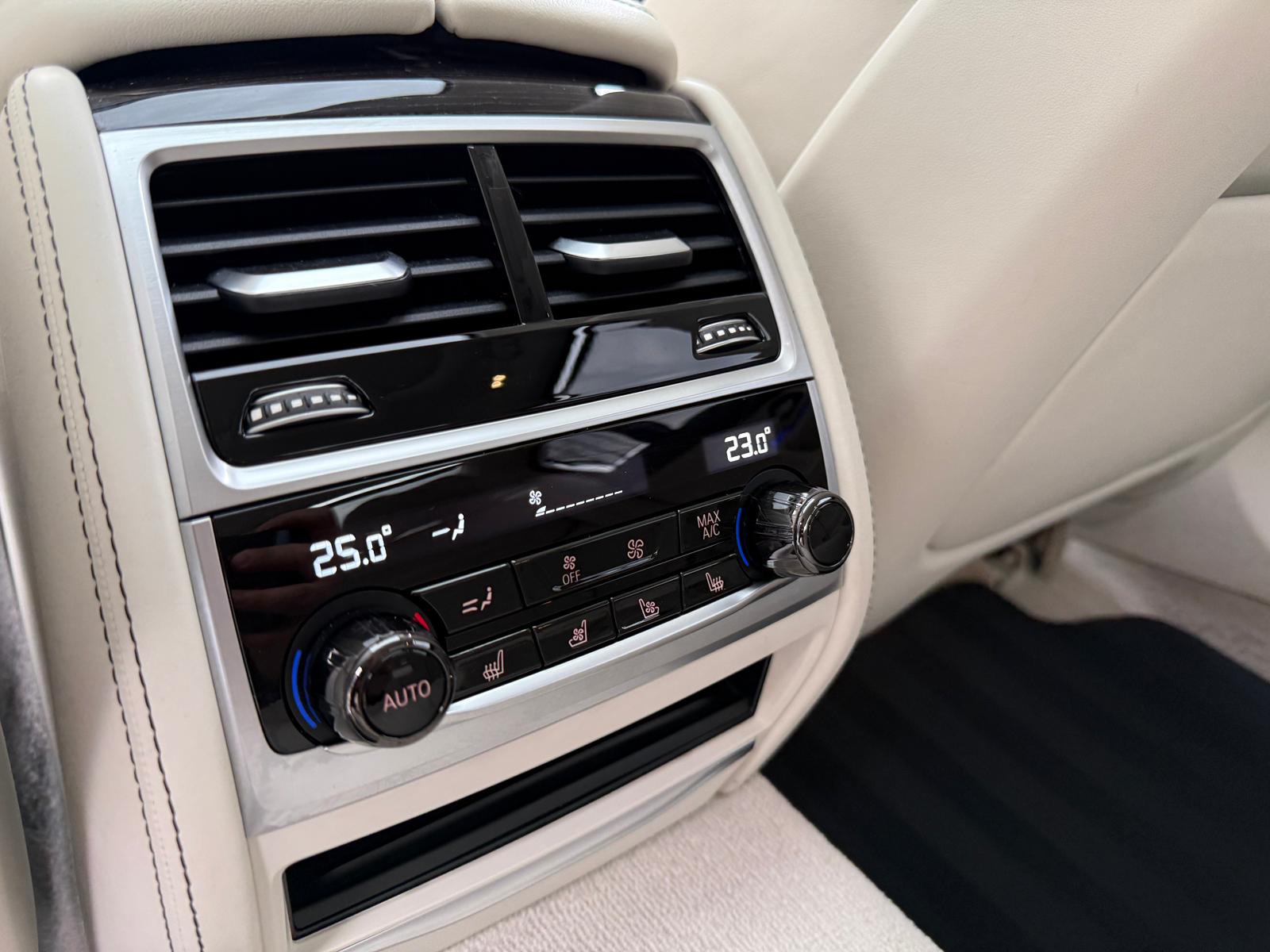 
								BMW Rad 7 750Li xDrive A/T full									