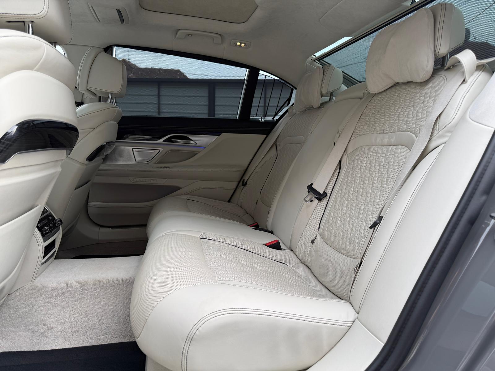 
								BMW Rad 7 750Li xDrive A/T full									
