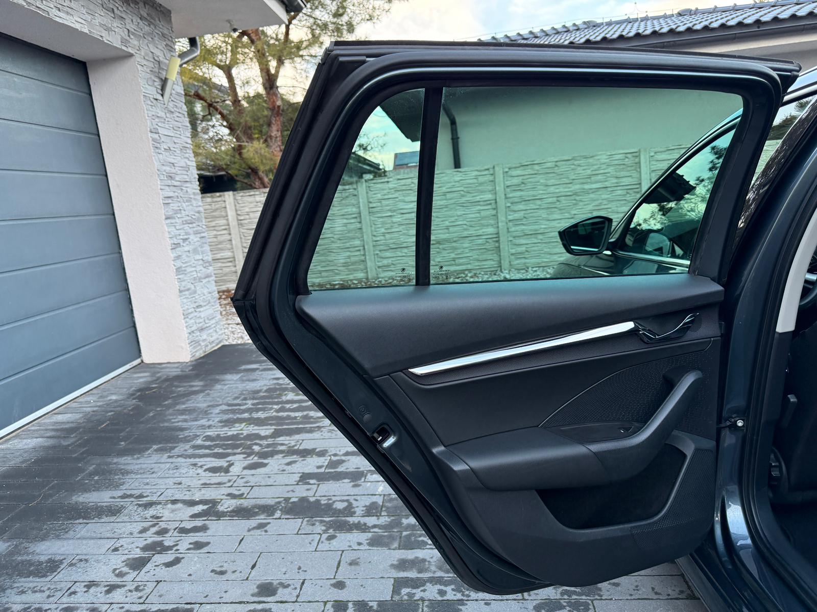 
								Škoda Octavia Combi 2.0 TDI Ambition DSG full									