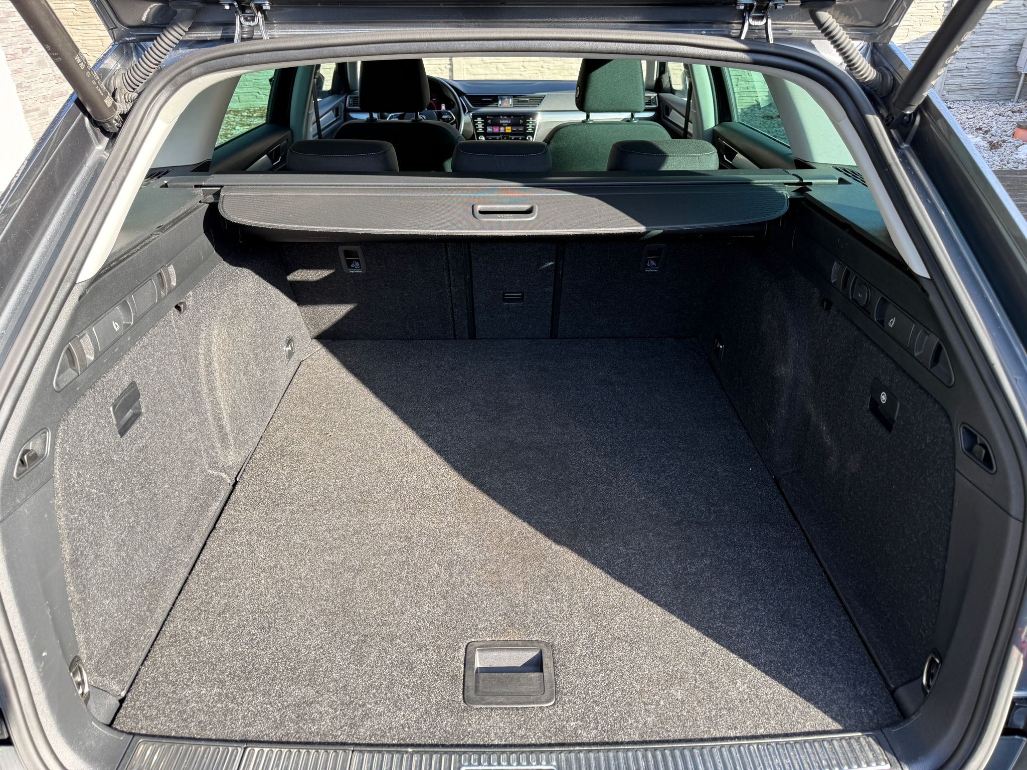 
								Škoda Superb Combi 2.0 TDI SCR Ambition DSG full									