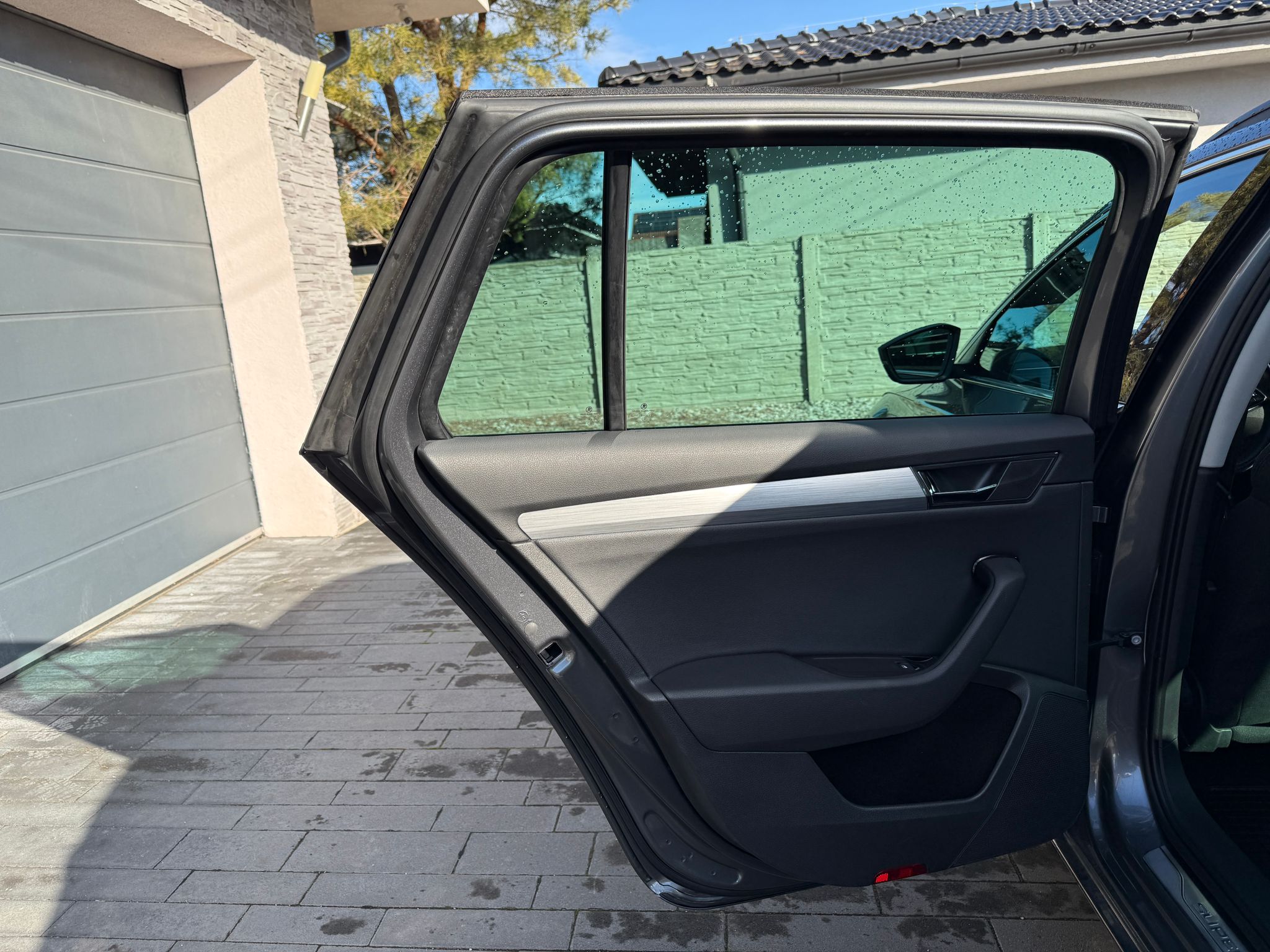 
								Škoda Superb Combi 2.0 TDI SCR Ambition DSG full									