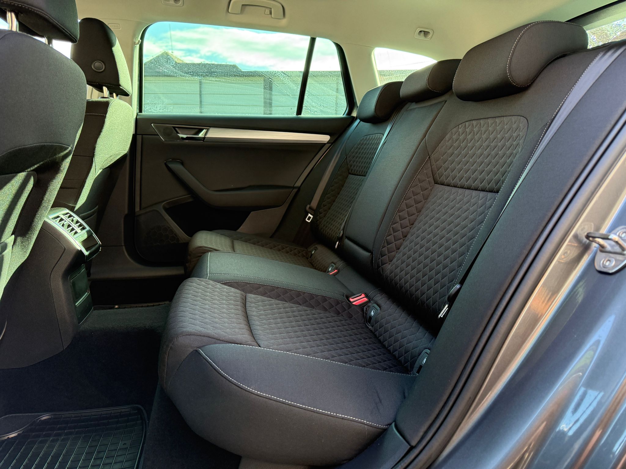 
								Škoda Superb Combi 2.0 TDI SCR Ambition DSG full									
