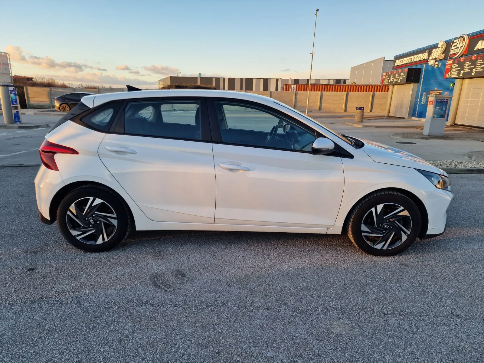 
								Hyundai i20 1.0 T-GDi Family A/T full									