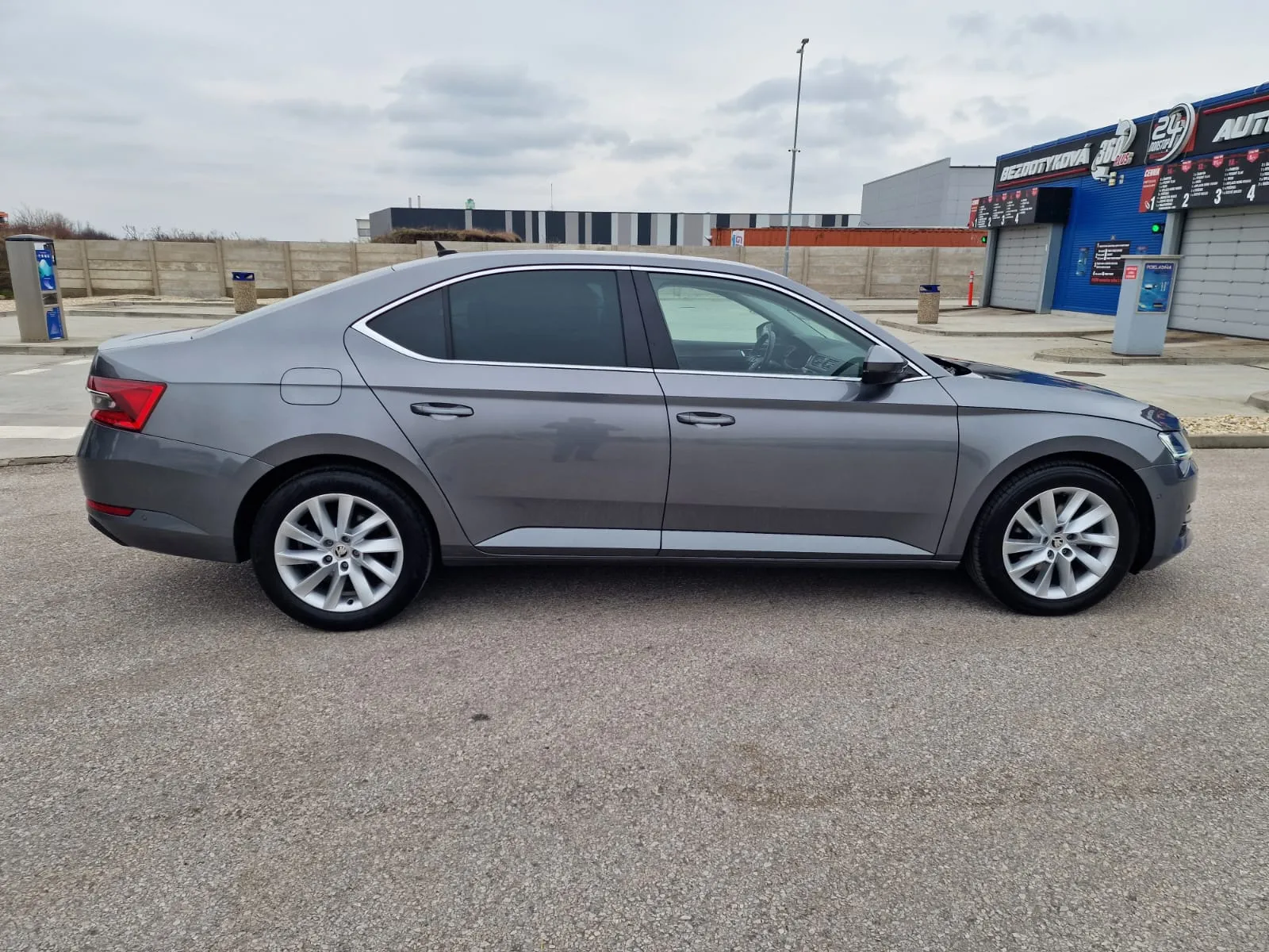 
								Škoda Superb 2.0 TDI SCR Style DSG full									