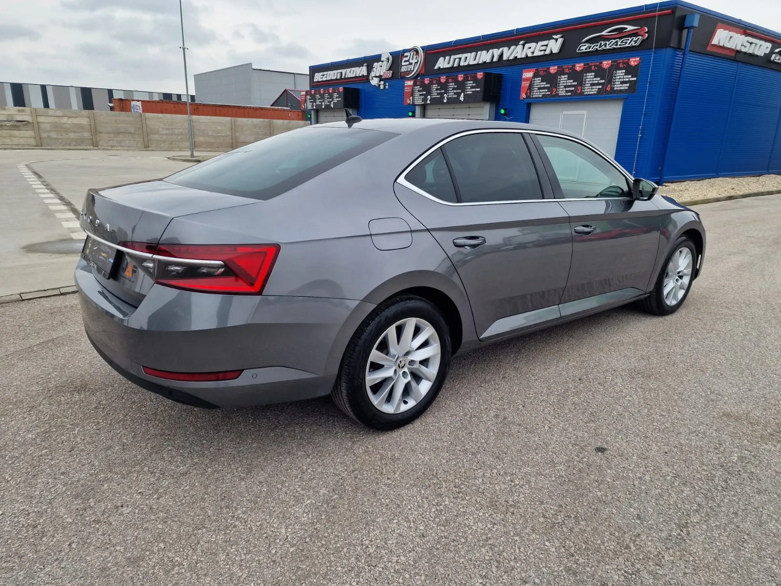 
								Škoda Superb 2.0 TDI SCR Style DSG full									