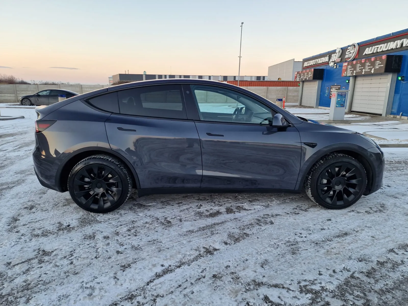 
								Tesla Model Y LONG RANGE DUAL MOTOR full									