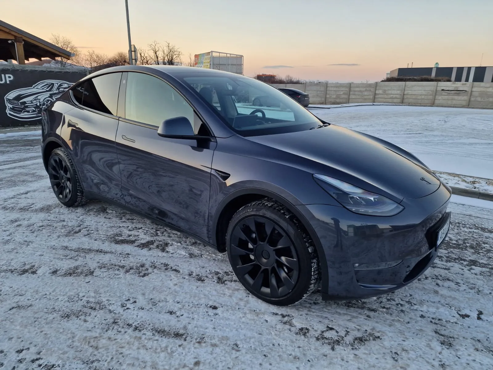
								Tesla Model Y LONG RANGE DUAL MOTOR full									