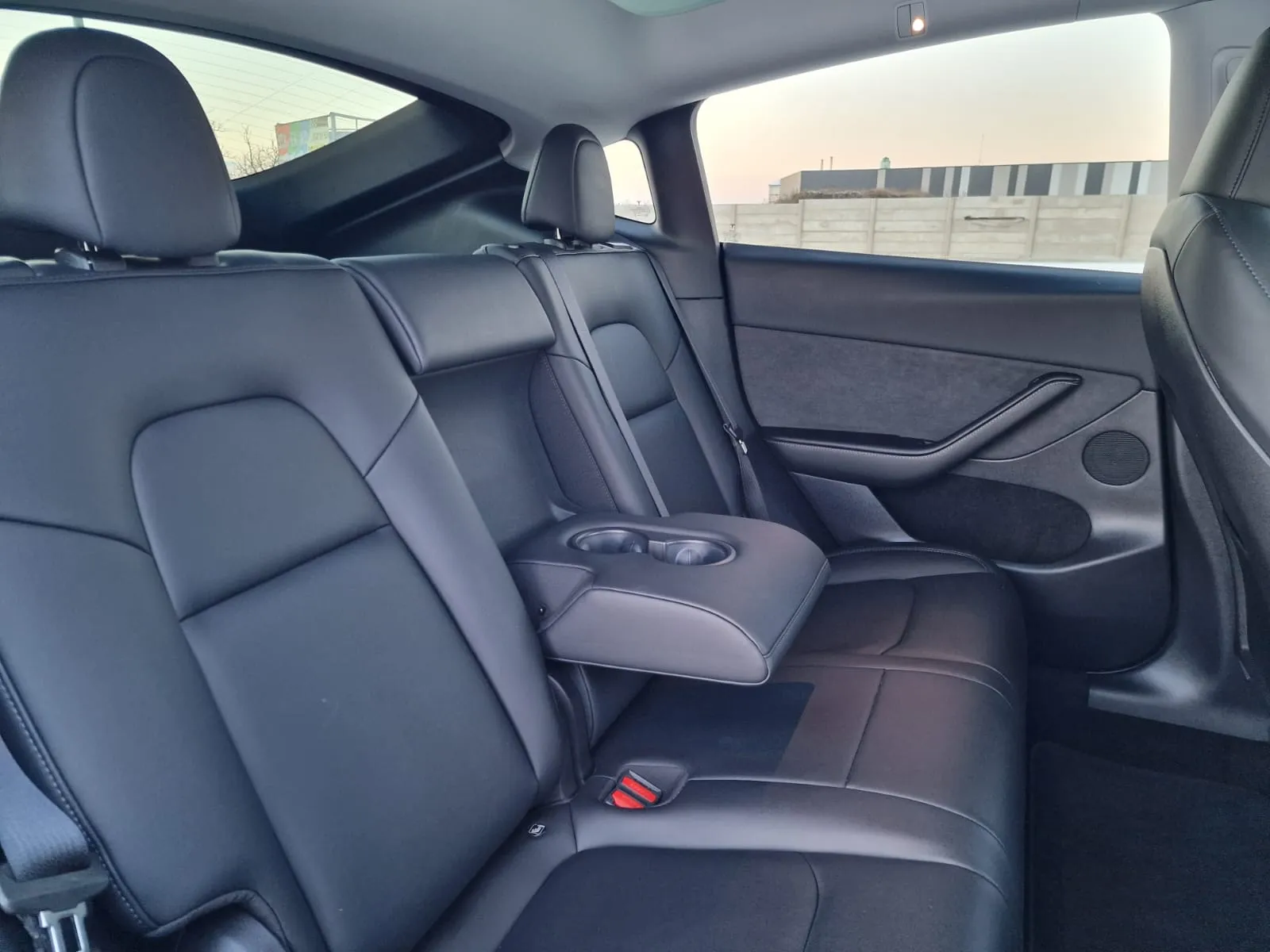 
								Tesla Model Y LONG RANGE DUAL MOTOR full									