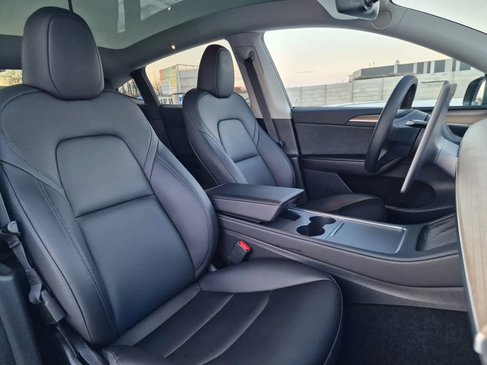 
								Tesla Model Y LONG RANGE DUAL MOTOR full									