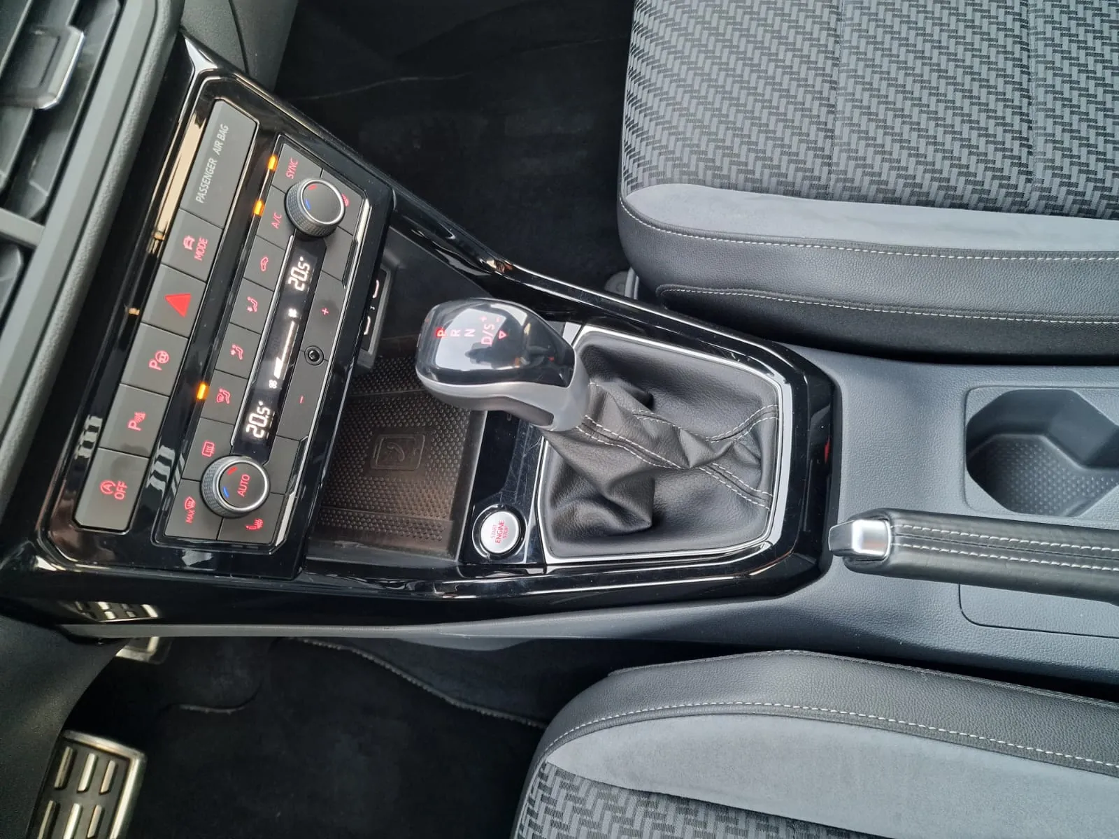 
								Volkswagen T-Cross 1.6TDi Style DSG full									