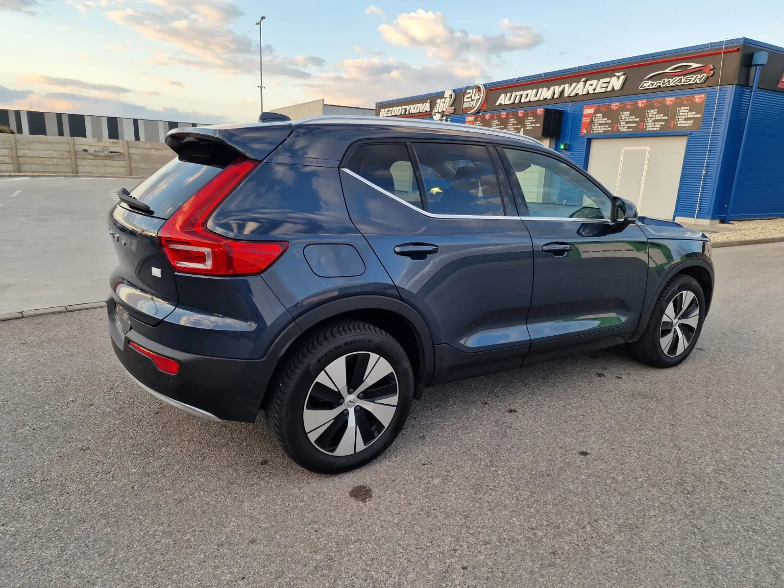 
								Volvo XC40 T4 Recharge full									