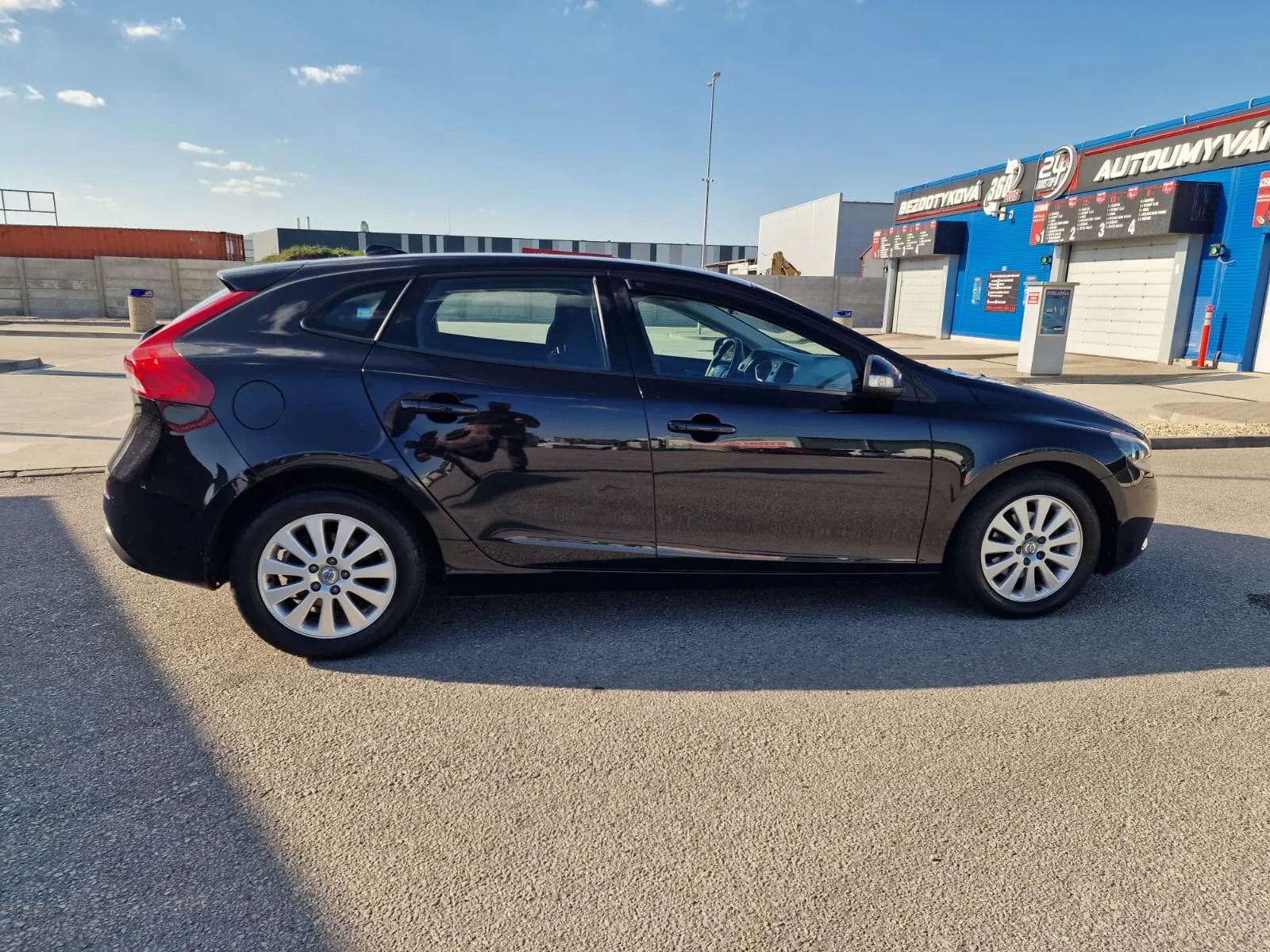 
								Volvo V40 Momentum full									