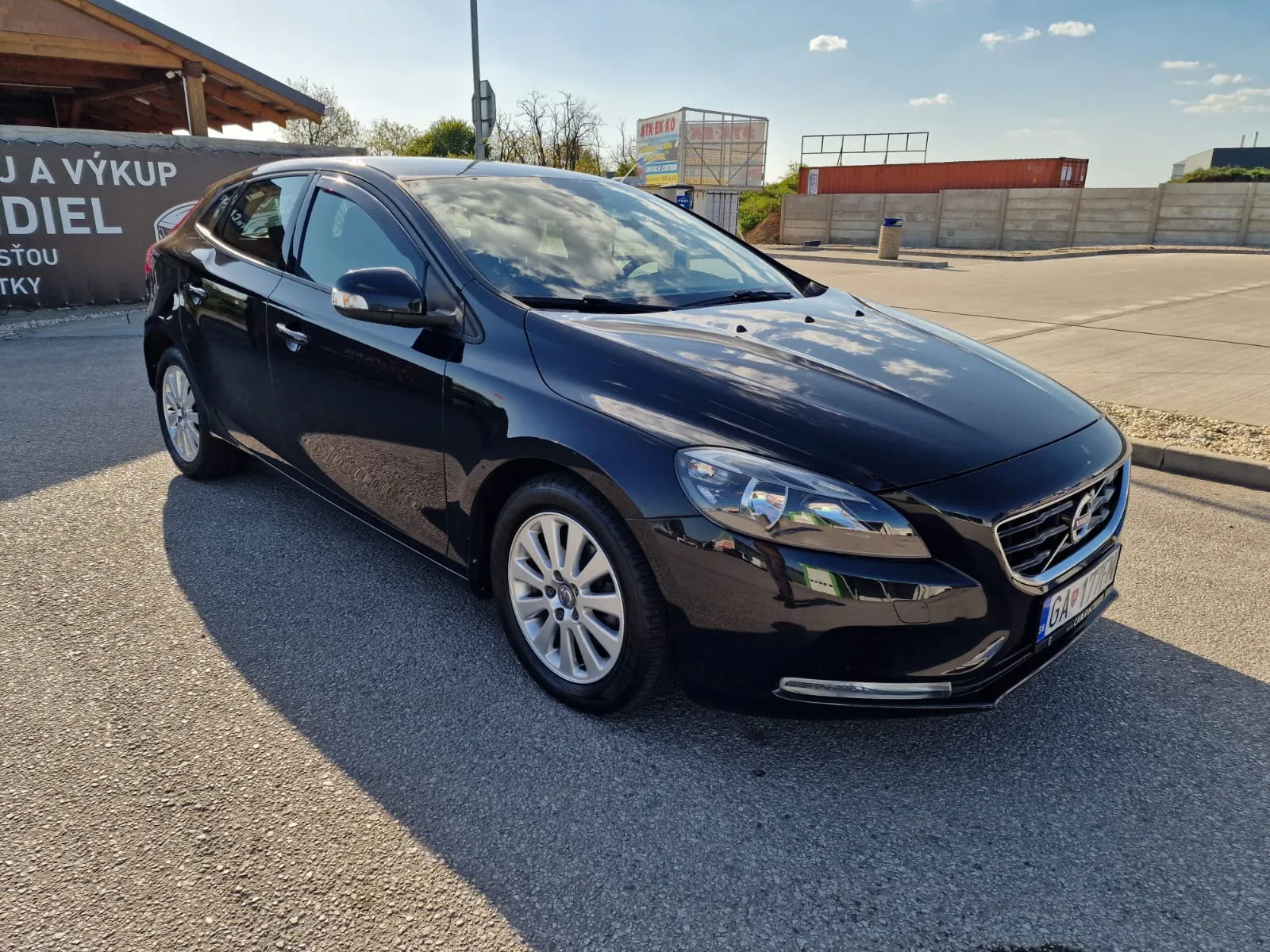 
								Volvo V40 Momentum full									