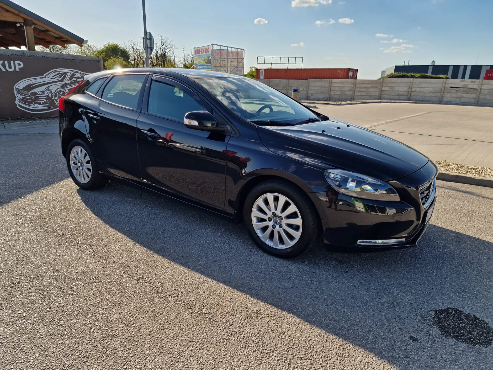 
								Volvo V40 Momentum full									