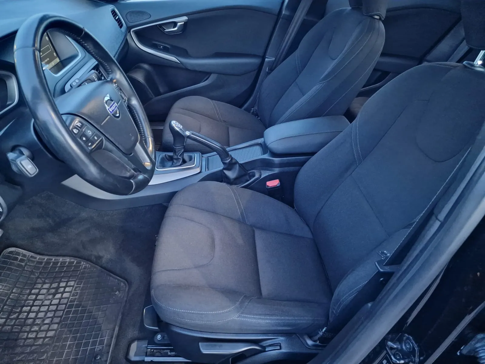 
								Volvo V40 Momentum full									