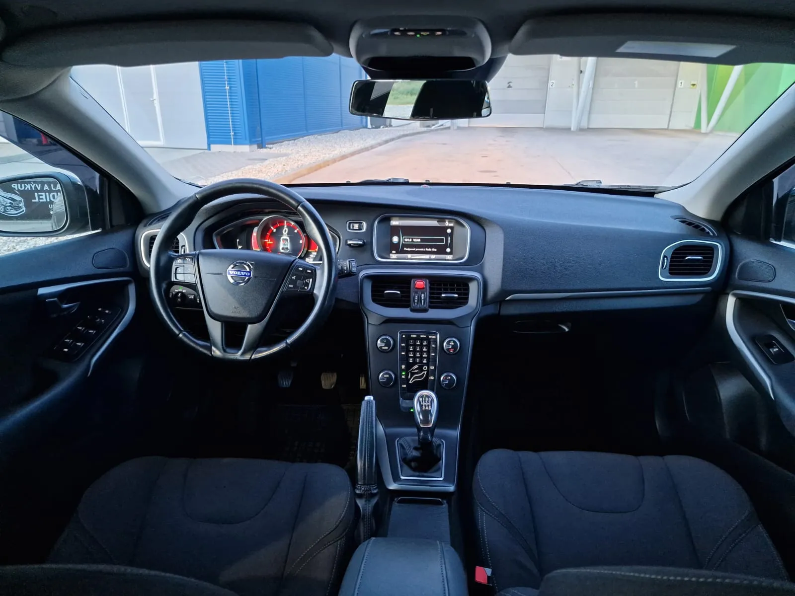 
								Volvo V40 Momentum full									