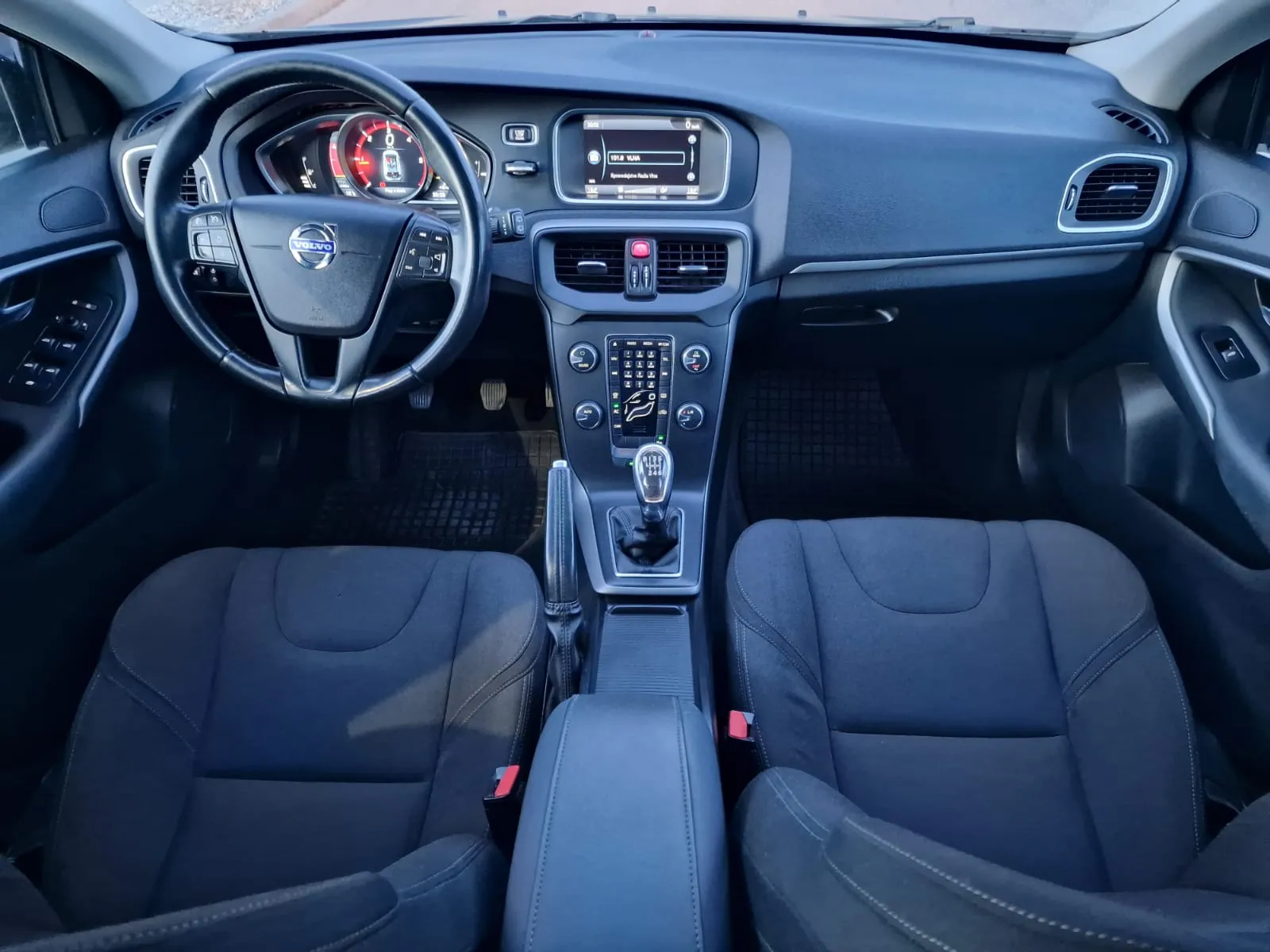 
								Volvo V40 Momentum full									