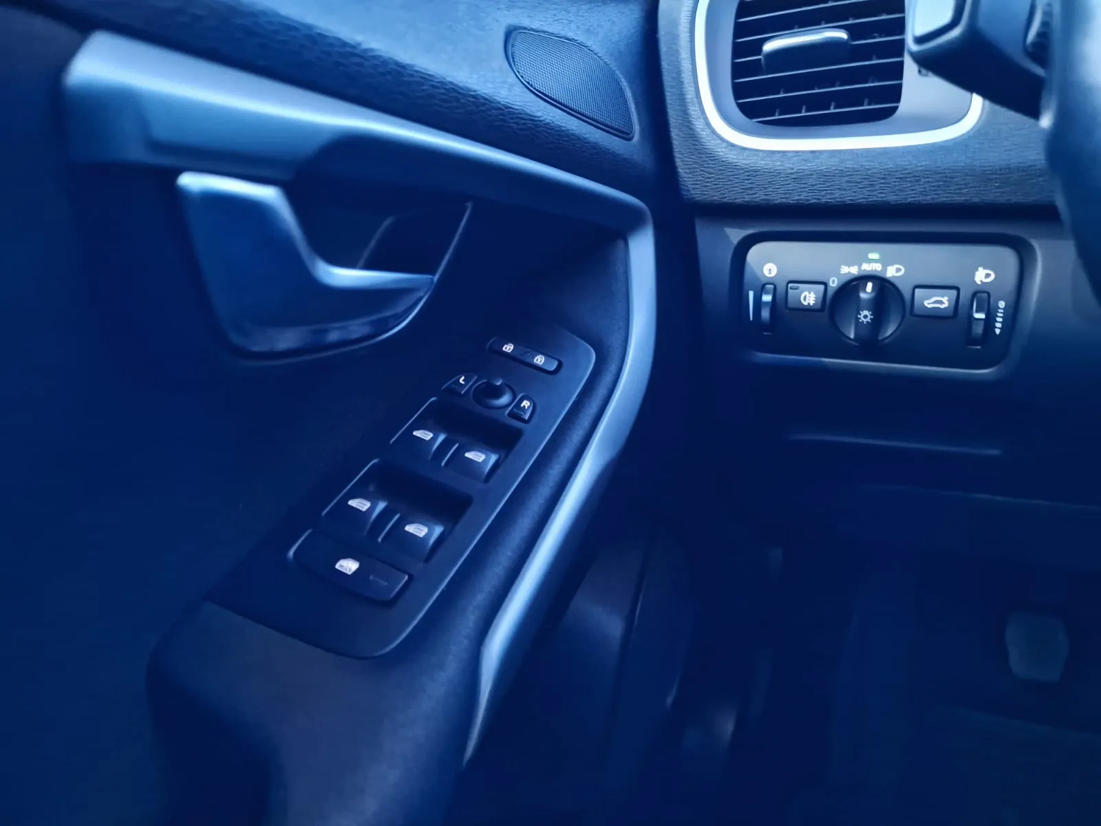 
								Volvo V40 Momentum full									