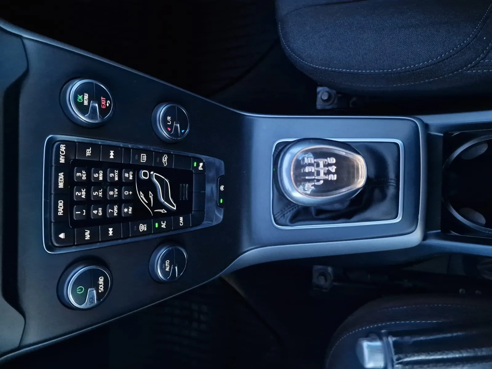 
								Volvo V40 Momentum full									